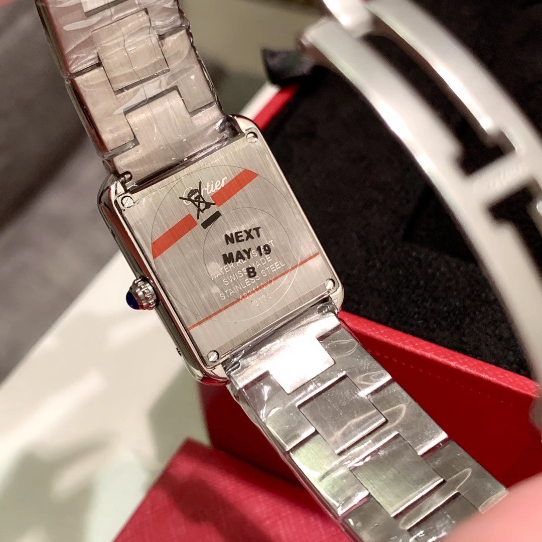 Cartier 卡地亚坦克钢带Tank Solo腕表 三个颜色 表尺壳‬寸：小号31 x 24 4毫米 中号34