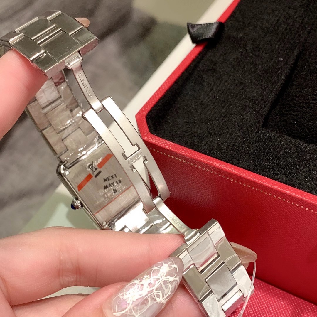 Cartier 卡地亚坦克钢带Tank Solo腕表 三个颜色 表尺壳‬寸：小号31 x 24 4毫米 中号34