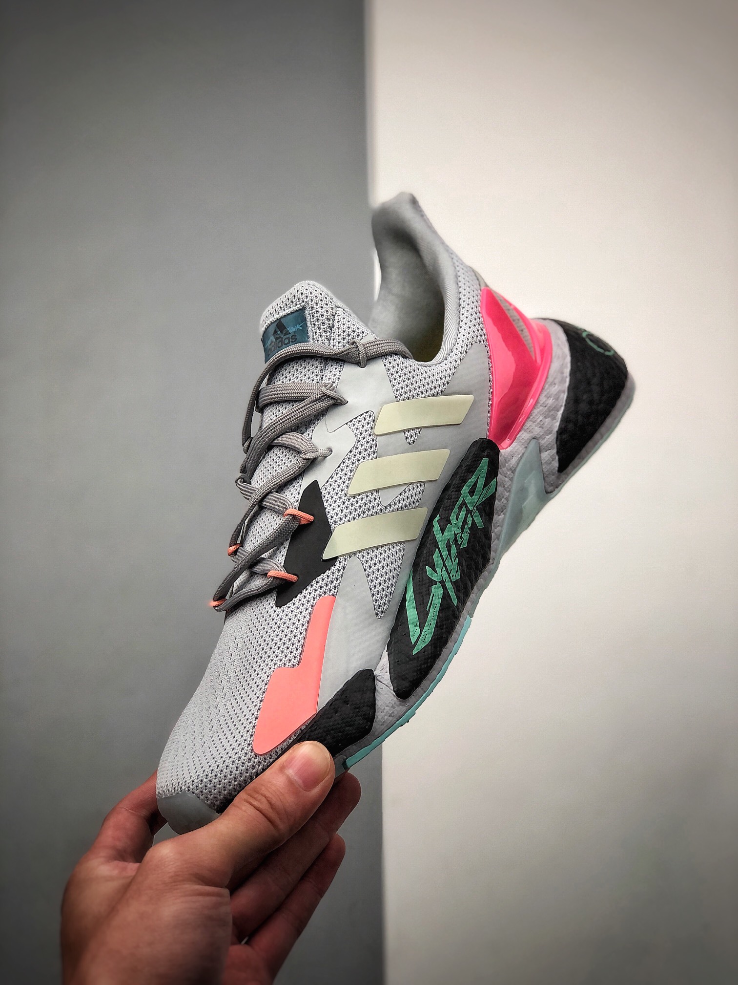 220 全网新品首发 adidas Boost X9000L4 系列款式整体造型极具速度感