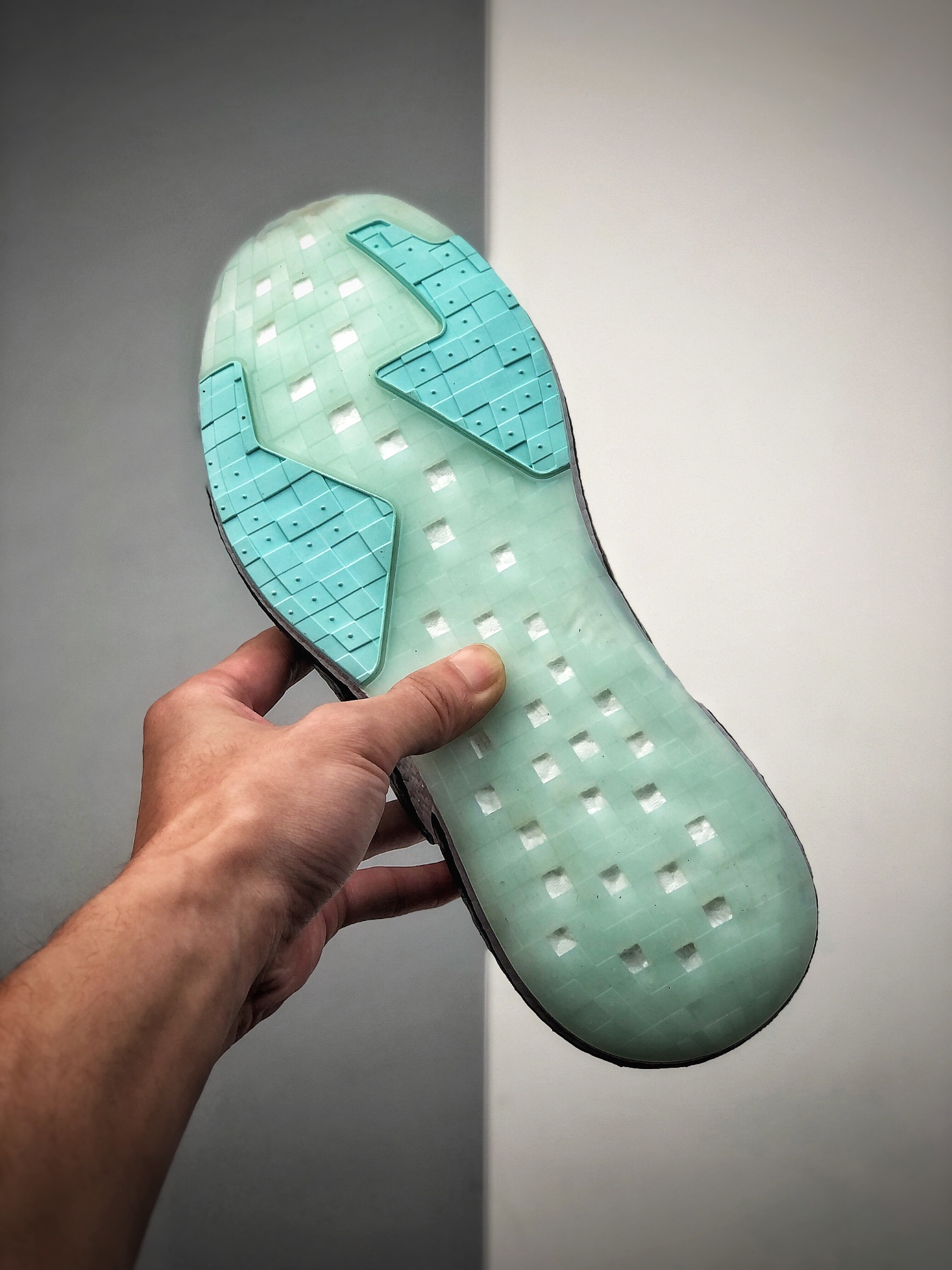 220 全网新品首发 adidas Boost X9000L4 系列款式整体造型极具速度感