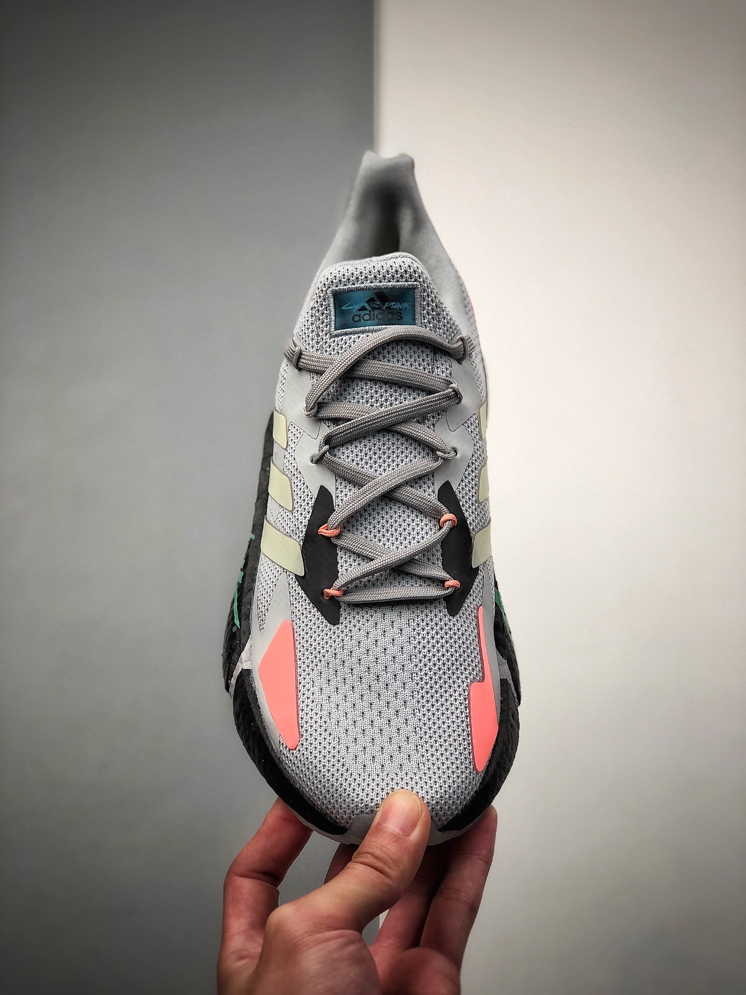220 全网新品首发 adidas Boost X9000L4 系列款式整体造型极具速度感