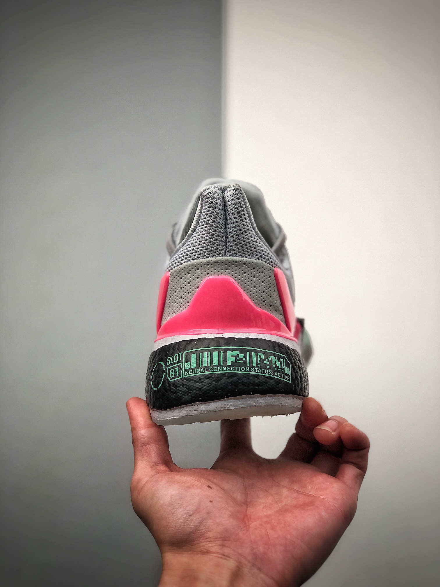 220 全网新品首发 adidas Boost X9000L4 系列款式整体造型极具速度感
