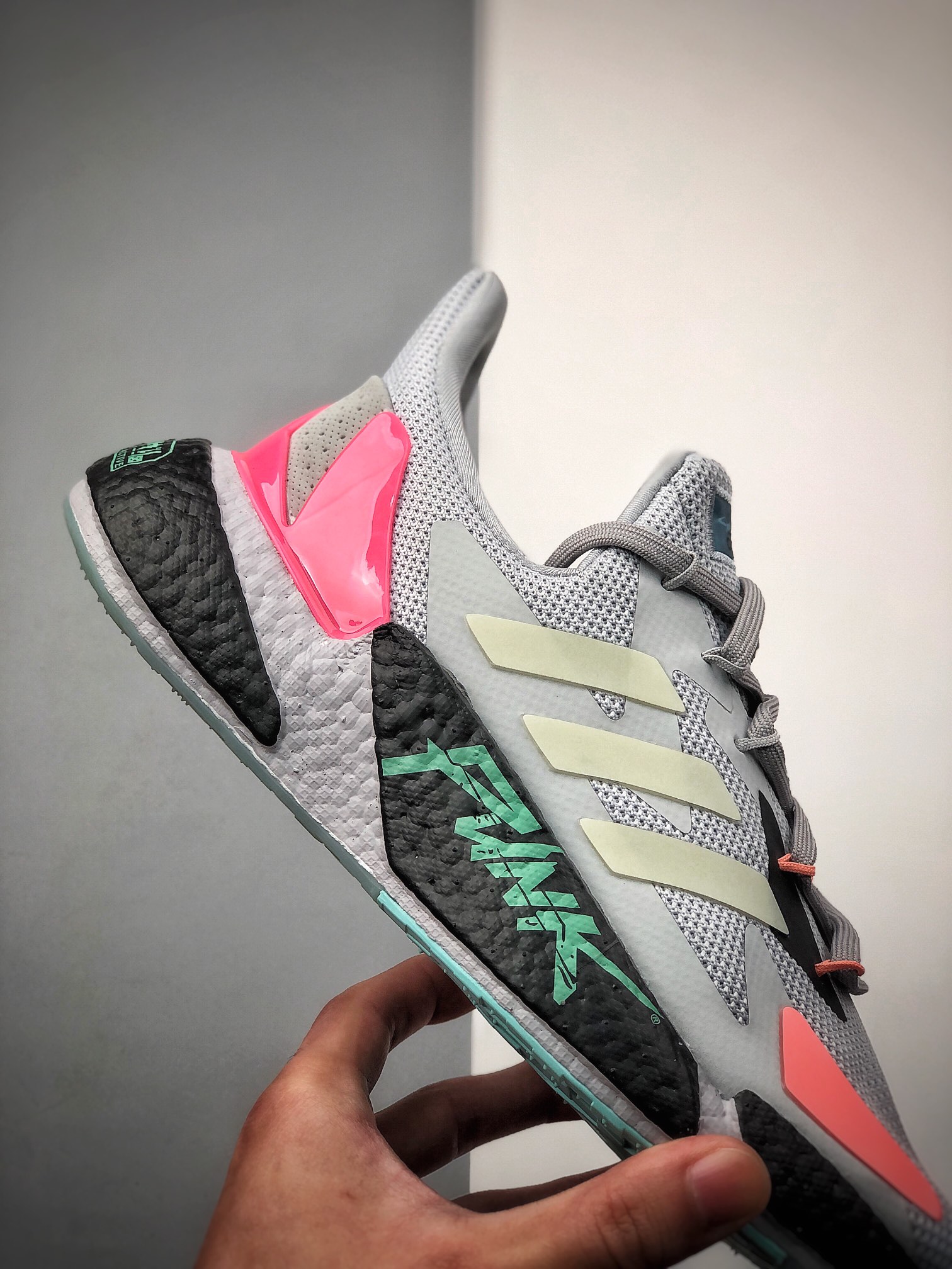 220 全网新品首发 adidas Boost X9000L4 系列款式整体造型极具速度感