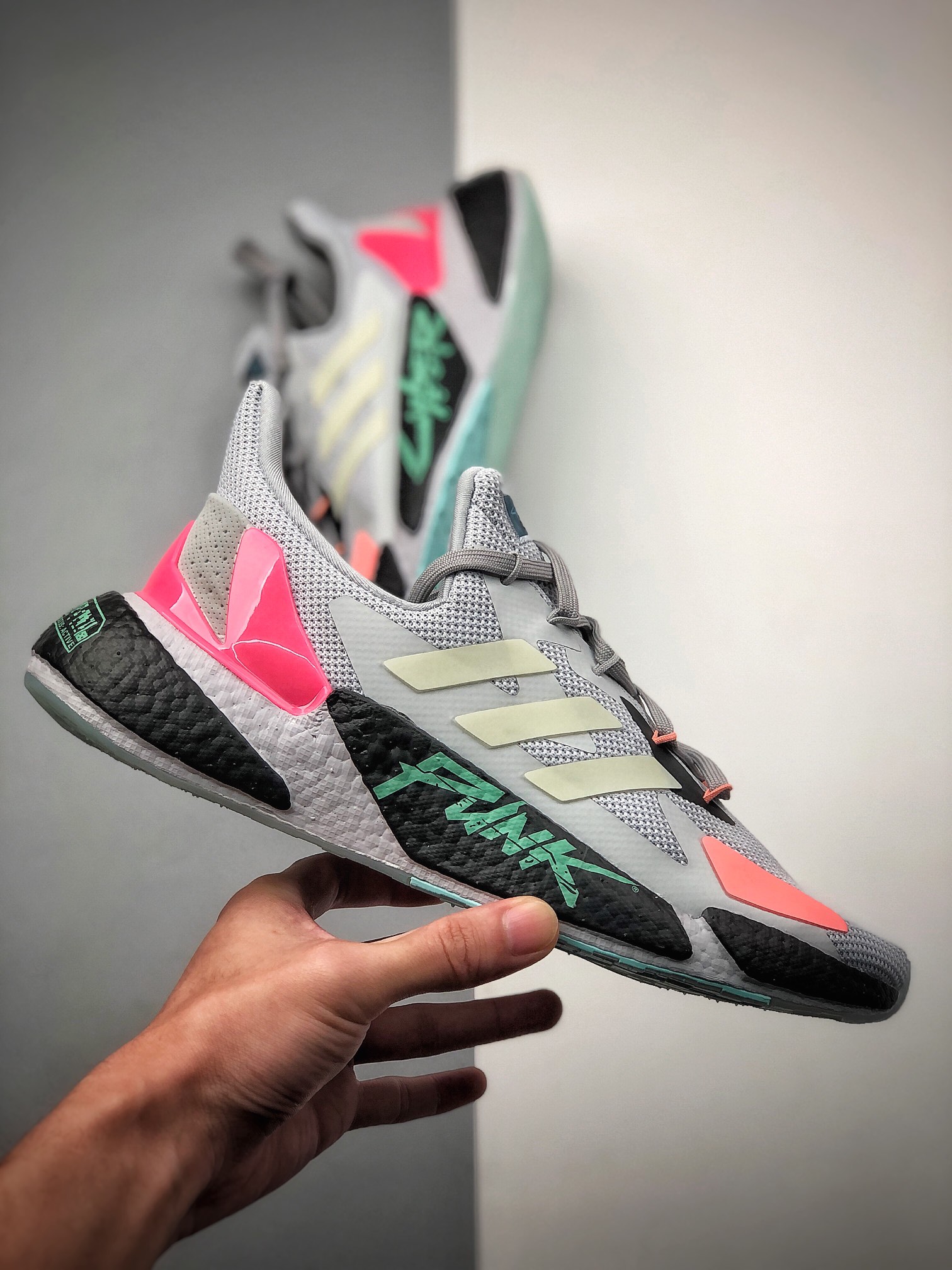 220 全网新品首发 adidas Boost X9000L4 系列款式整体造型极具速度感