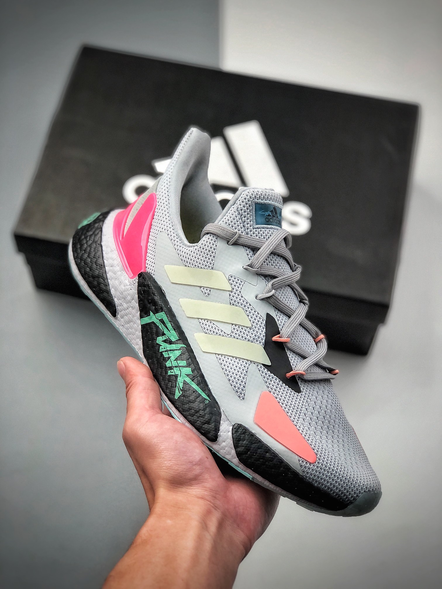 220 全网新品首发 adidas Boost X9000L4 系列款式整体造型极具速度感