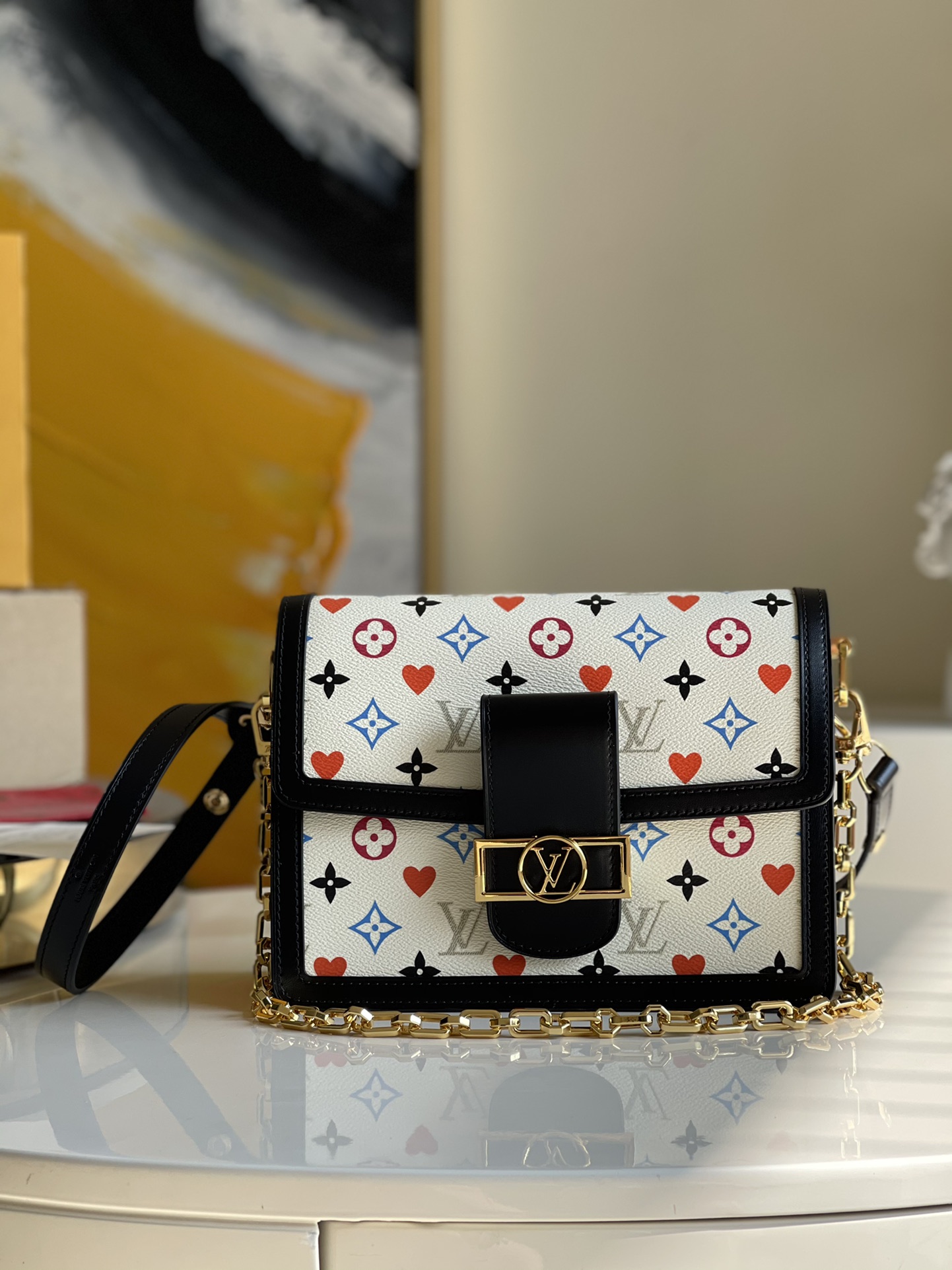 NO:396590,【Exclusive real shot M57463】 In early spring, Nicolas Ghesquière incorporates the new interest of Monogram-coated canvas for this Dauphine medium-sized handbag, using color printing technology to depict Monogram flowers and card colors, cleverly setting off a bright picture. Size 25 x 17 x 10.5cm W., LV [original leather], louis vuitton19860909【独家实拍M57463】 早春,Nicolas Ghesquière 为此款 Dauphine 中号手袋融入 Monogram 涂层帆布的崭新意趣,采用彩印工艺描绘 Monogram 花卉和纸牌花色,巧妙烘托明丽图景.尺寸25 x 17 x 10.5cm W.,LV【原厂皮】,louis vuitton,Bag