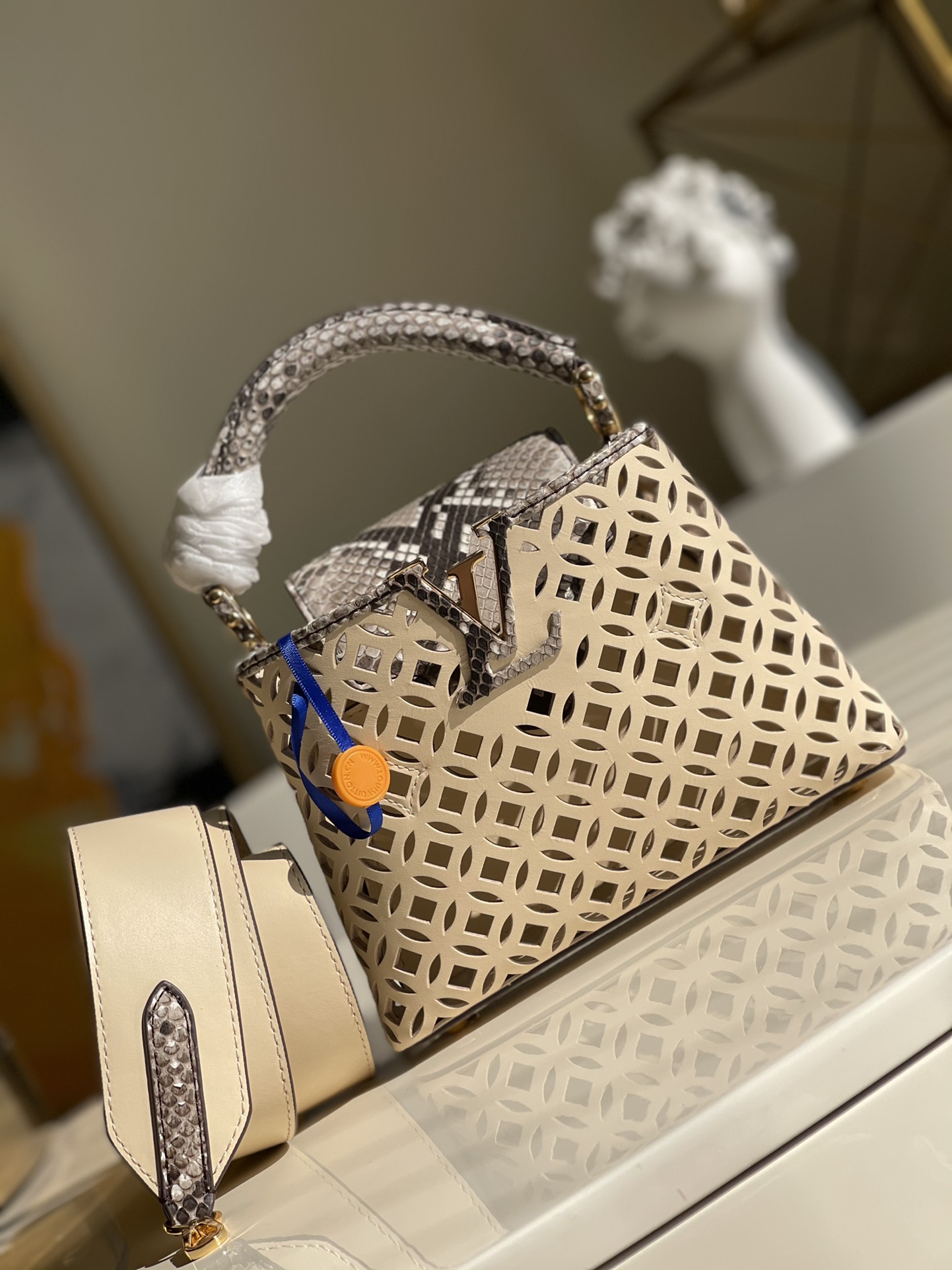 NO:396587,【Exclusive real photo N98426 mini】The new Capucines mini handbag is made of unique perforated calfskin, paired with gorgeous python leather top handle, flip cover and LV letters to awaken the past memory of the exquisite woven basket. The removable shoulder straps enable shoulder or crossbody selection.: 21×14×8 cm (length x height x width) N.,LV [original leather],louis vuitton,cowhide,snakeskin19860909【独家实拍N98426迷你】全新 Capucines 迷你 手袋取材别致穿孔小牛皮,搭配华美蟒蛇皮顶部手柄及翻盖和 LV 字母,唤醒对精致编织篮子的往昔记忆.可拆卸肩带实现肩背或斜挎选择.:21×14×8厘米 (长度 x 高 x 宽) N.,LV【原厂皮】,louis vuitton,cowhide,snakeskin,Bag