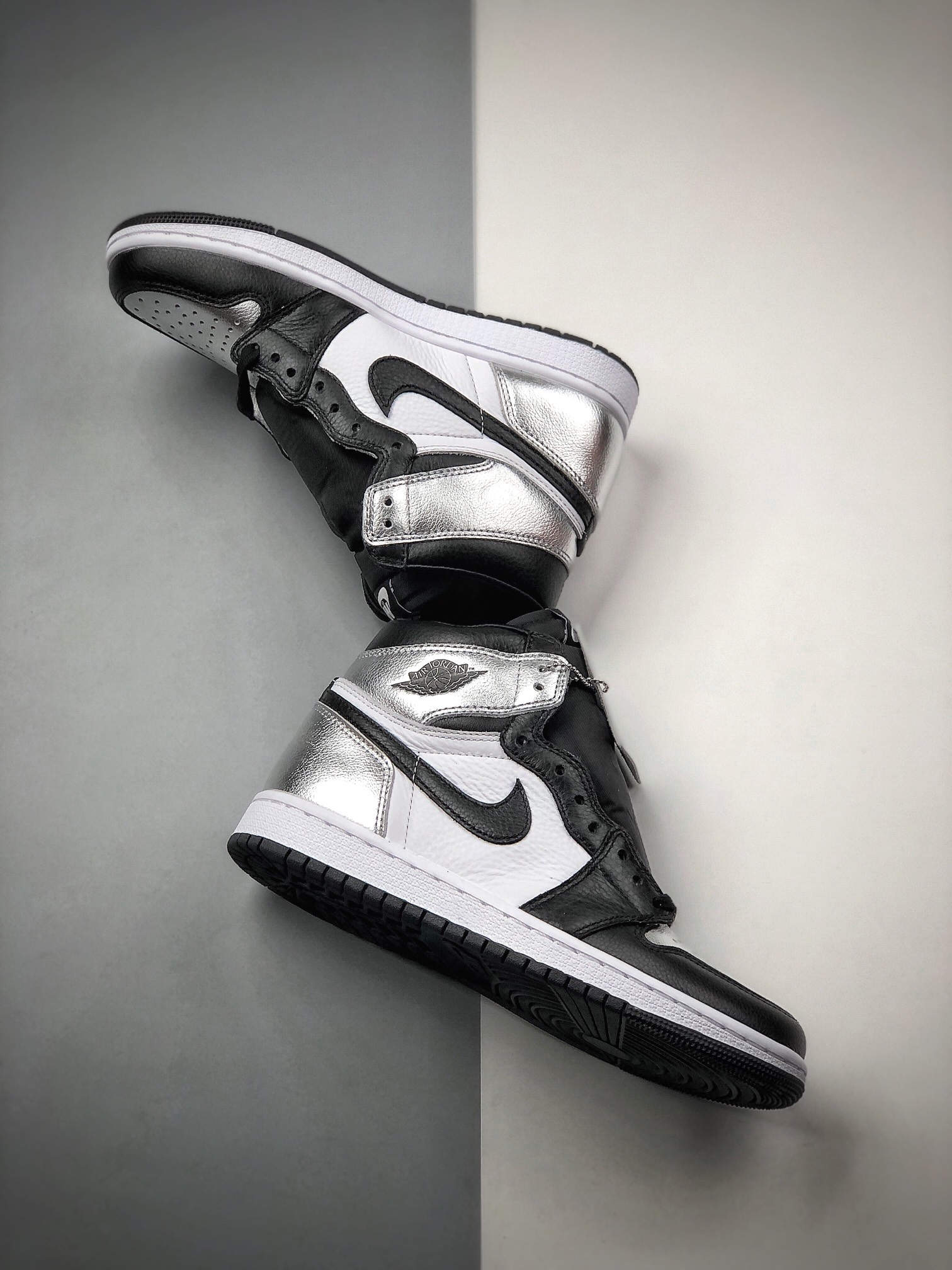 450  Nike Wmns Jordan 1 High   OG 黑银 AJ1乔丹一代高帮经典复古文化休闲运动篮球鞋 CD0461-001