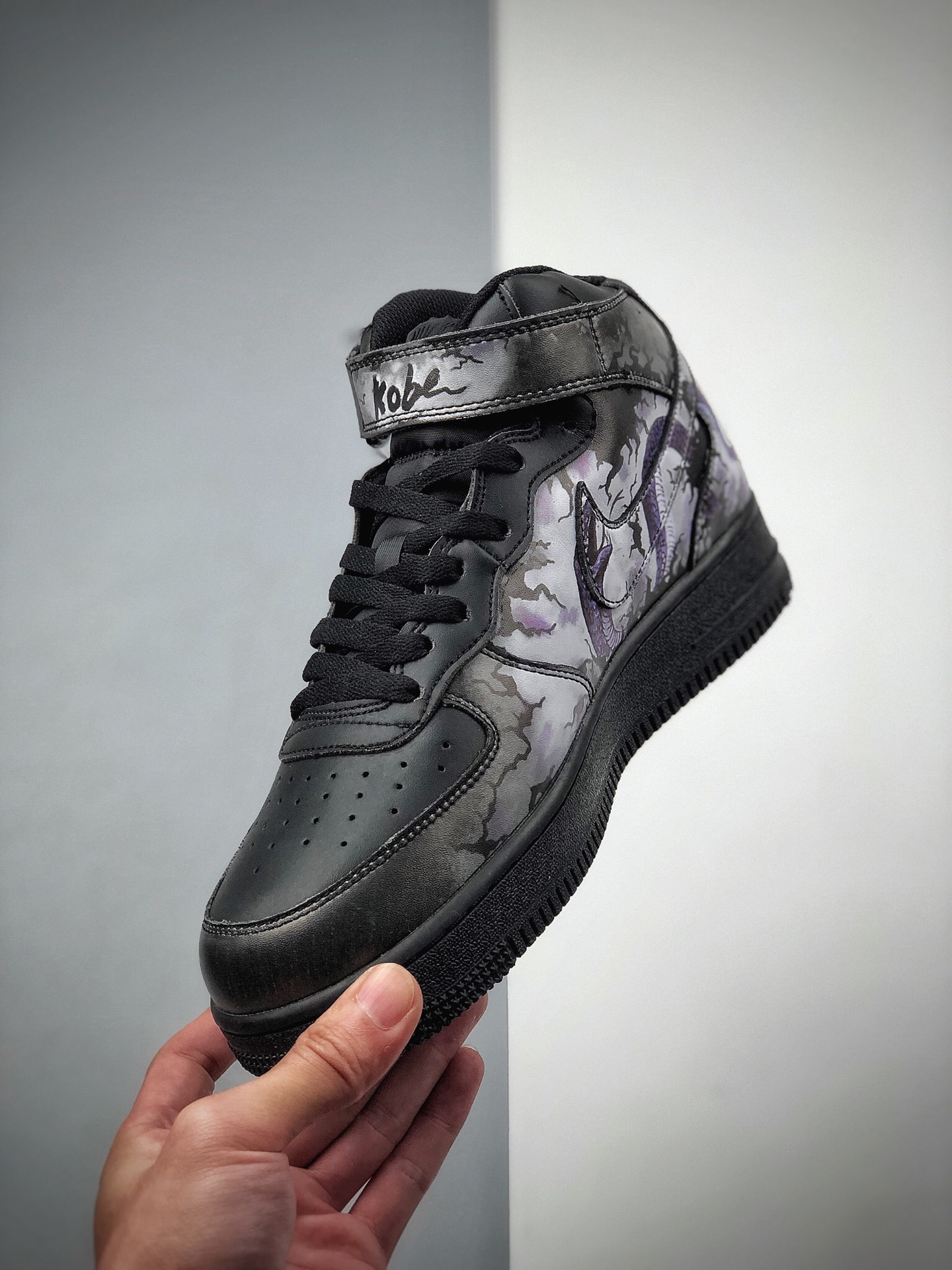 220  耐克/NIKE  耐克空军中帮板鞋 黑涂鸦 货号：AQ8021-002