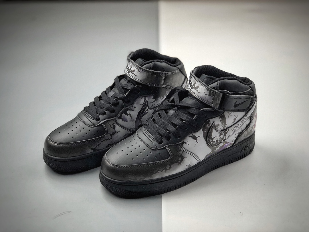 220  耐克/NIKE  耐克空军中帮板鞋 黑涂鸦 货号：AQ8021-002