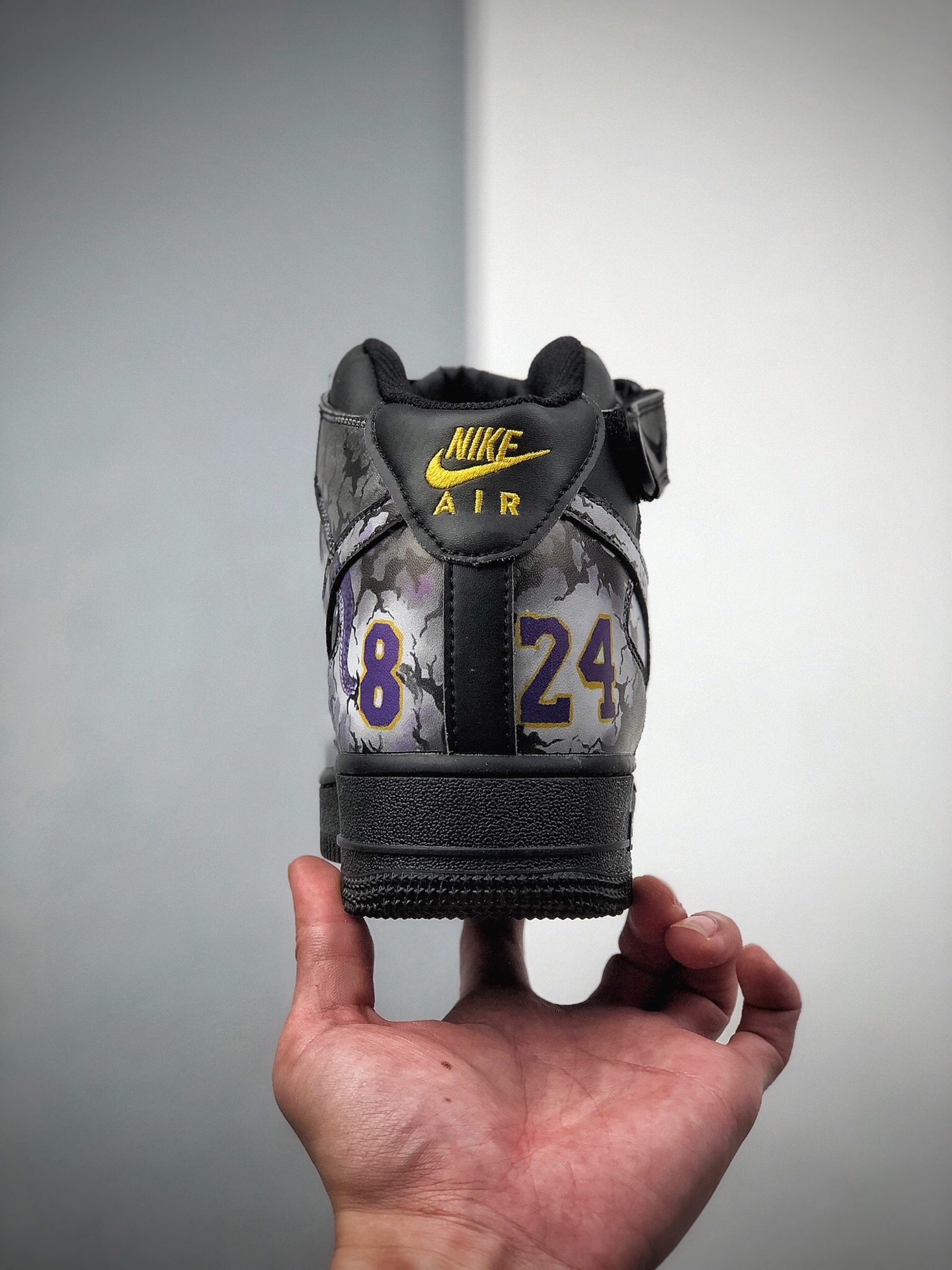 220  耐克/NIKE  耐克空军中帮板鞋 黑涂鸦 货号：AQ8021-002
