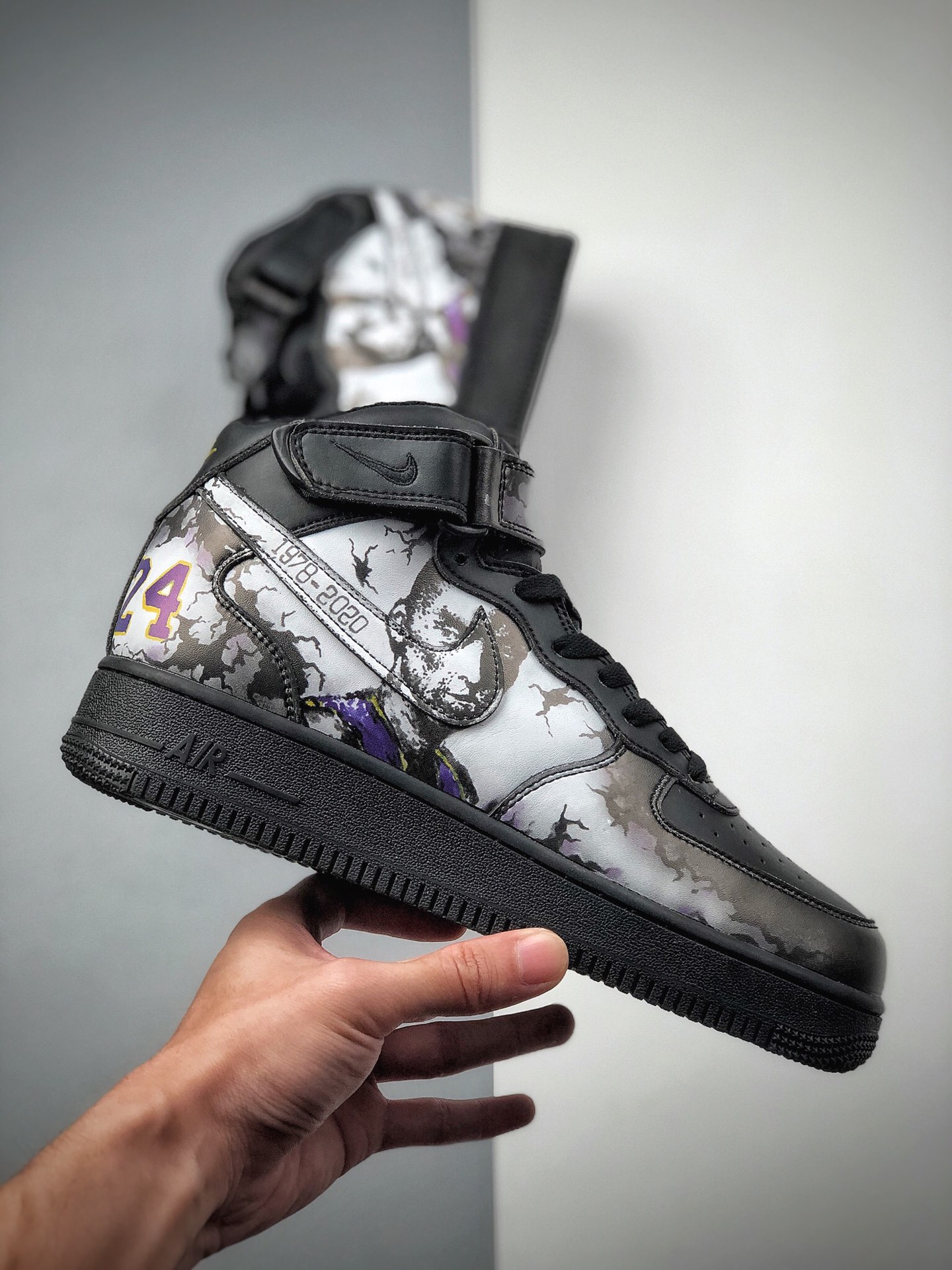 220  耐克/NIKE  耐克空军中帮板鞋 黑涂鸦 货号：AQ8021-002