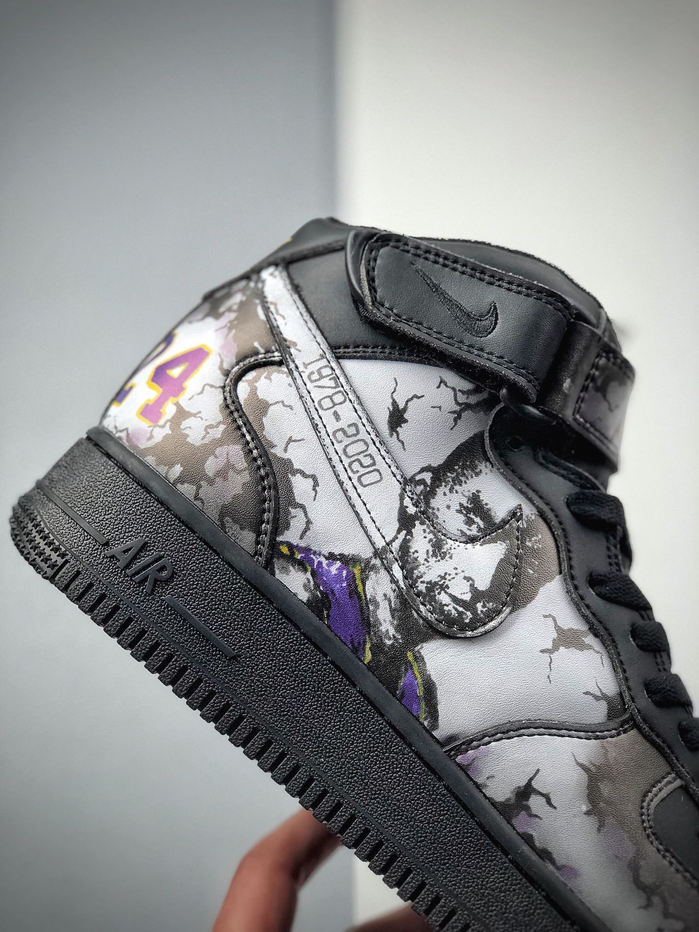 220  耐克/NIKE  耐克空军中帮板鞋 黑涂鸦 货号：AQ8021-002