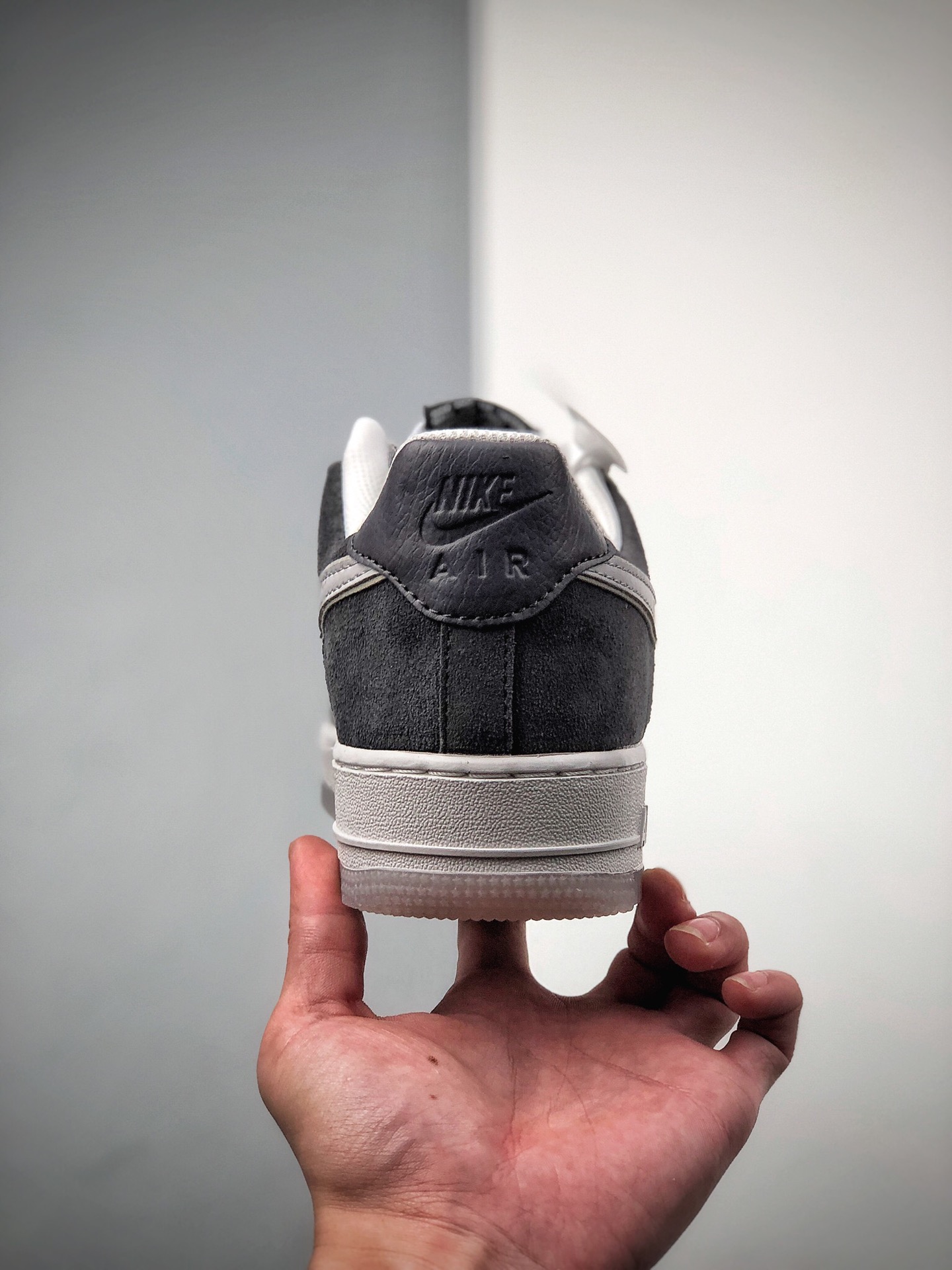 200 Nike 空军一号运动休闲板鞋  货号：AO2425-001