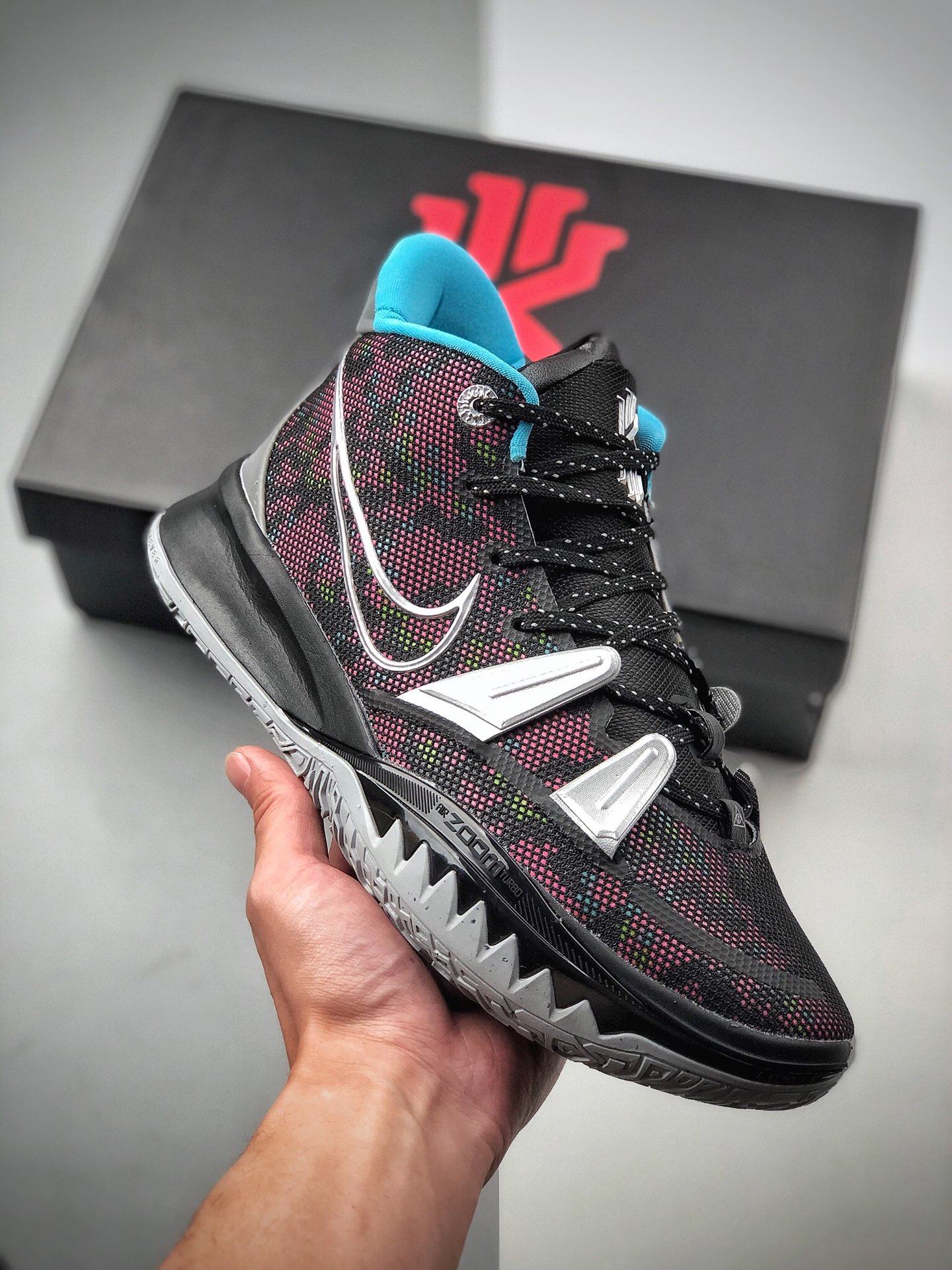 Nike Kyrie 7 Pre Heat Ep, Irving 7. Bordado de archivo original en todo el zapato, detalles precisos. Entresuela de amo…