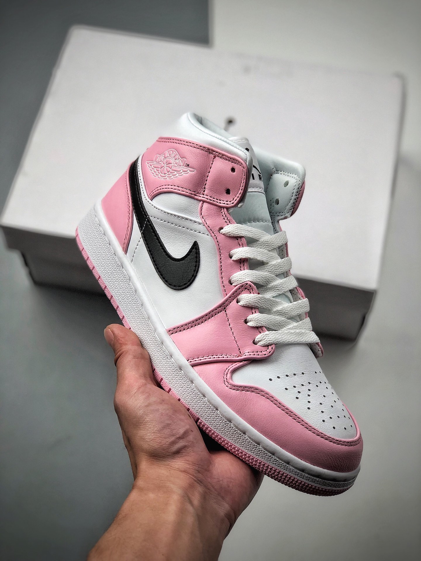 Air Jordan 1 Mid SE AJ1 Jordan 1 Blanco, rosa y negro con swoosh Zapatilla de baloncesto de caña media. N.º de producto…
