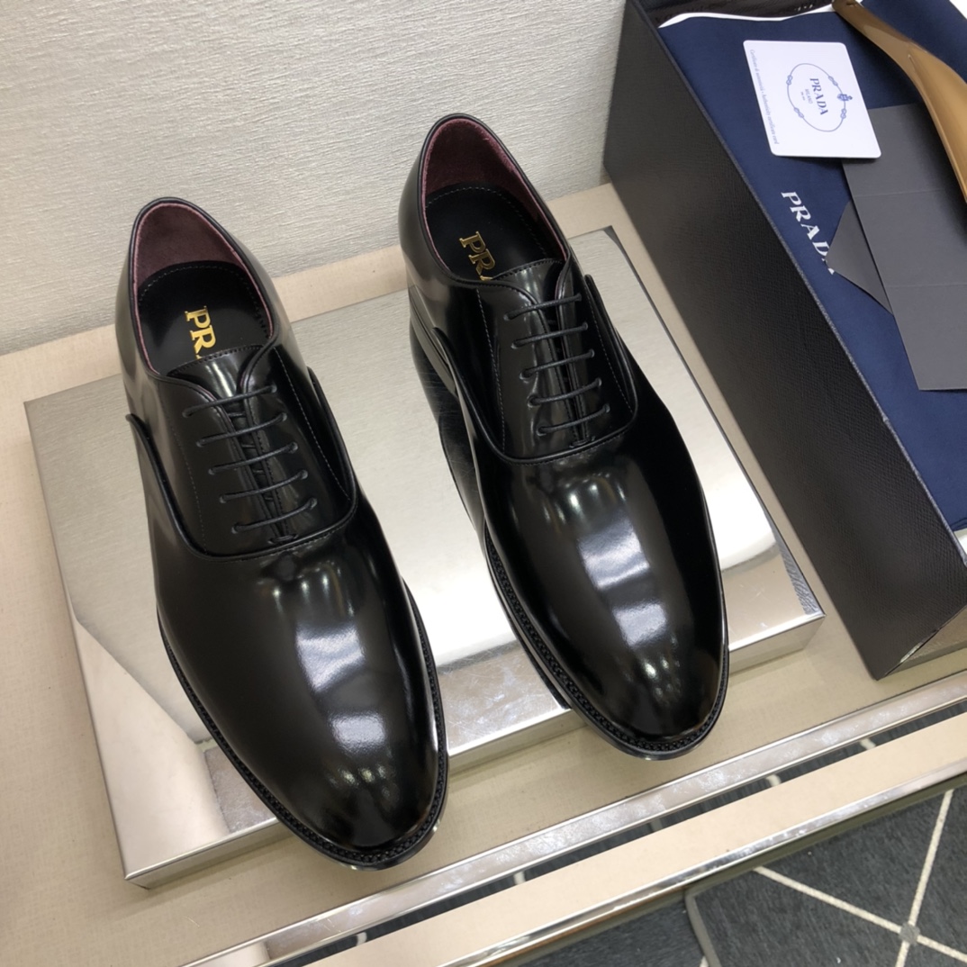 NO:555630,【PRA＊】Top craftsmanship, business loafers, sizes 39 to 44 (5-10), formal business leather shoes!  Pure and high quality can be compared!  Fabric Original calfskin!  Calfskin lining with tree paste leather!  Goodyear handmade!  Genuine-grade leather outsole, prada, loafers, cowhide, Leather soles19860909【PRA＊】 顶尖工艺,商务乐福鞋 码39一44 (5－10) 正装商务皮鞋！纯正高品质可11比较！面料原版小牛皮！内里小牛皮配树膏皮！固特异手工款！正品级注朔真皮大底,,prada,loafers,cowhide,Leather soles,Men's shoes