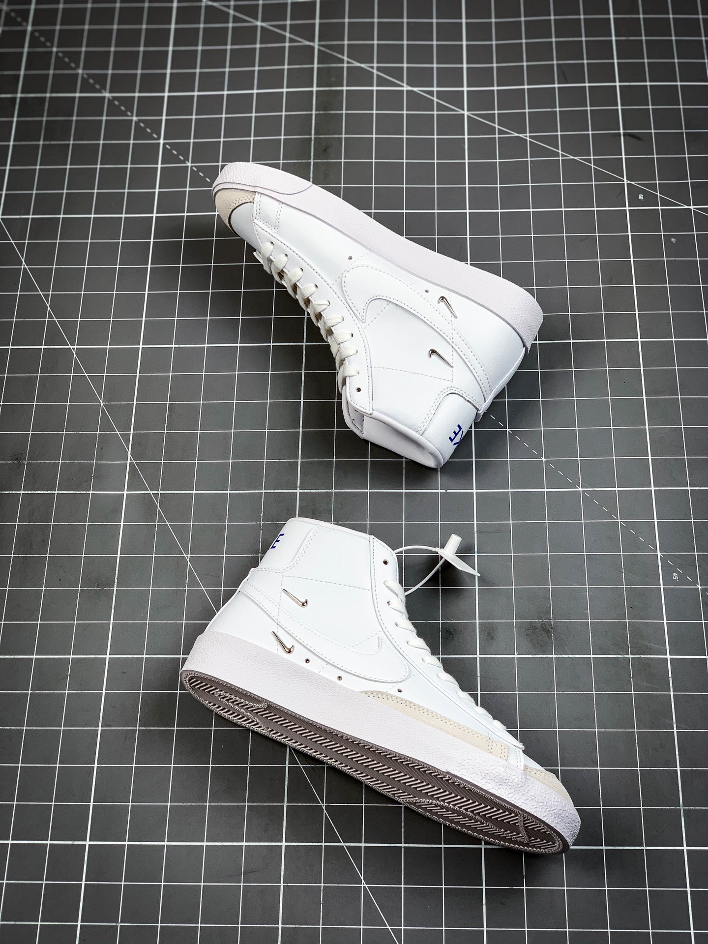 200  Nike Blazer Mid '77 SE”Chrome Luxe”白蓝银标CZ4627-100