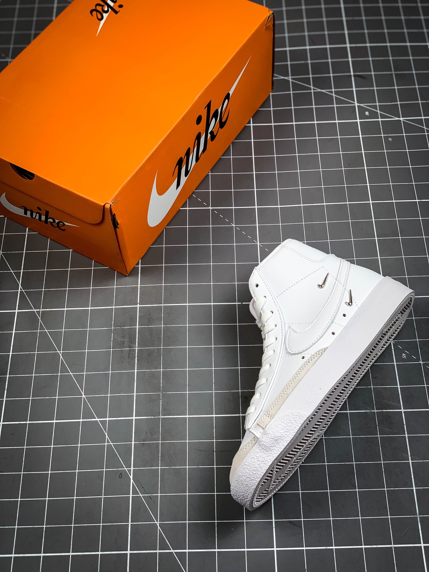 200  Nike Blazer Mid '77 SE”Chrome Luxe”白蓝银标CZ4627-100