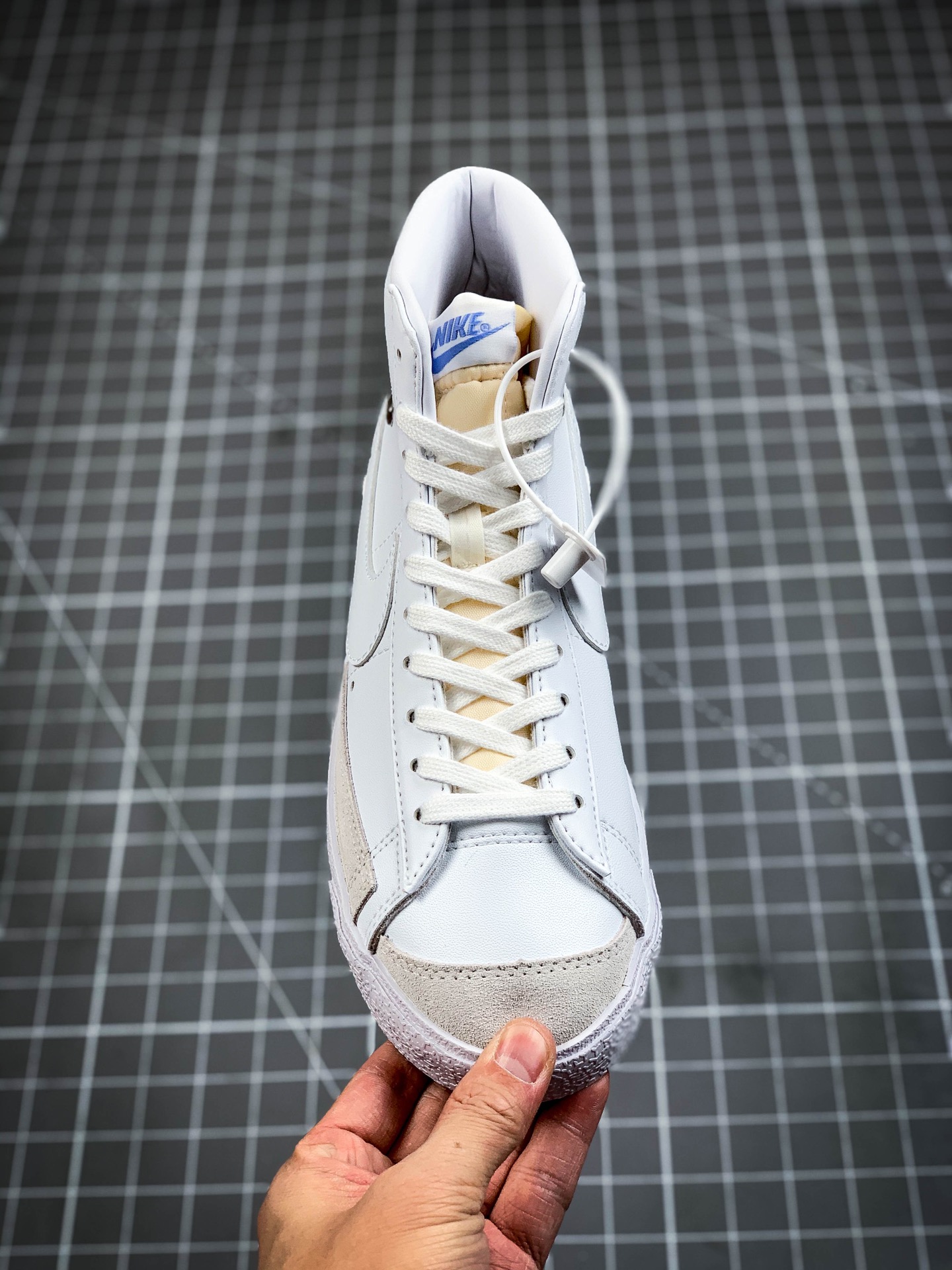 200  Nike Blazer Mid '77 SE”Chrome Luxe”白蓝银标CZ4627-100