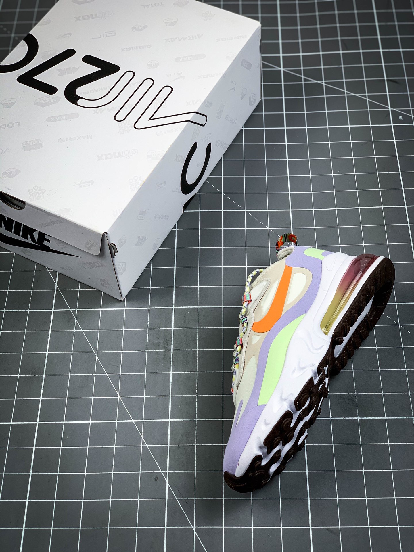 230 Air Max 270 React  瑞亚赛车系列 后半掌气垫百搭运动慢跑鞋 DC3276-101