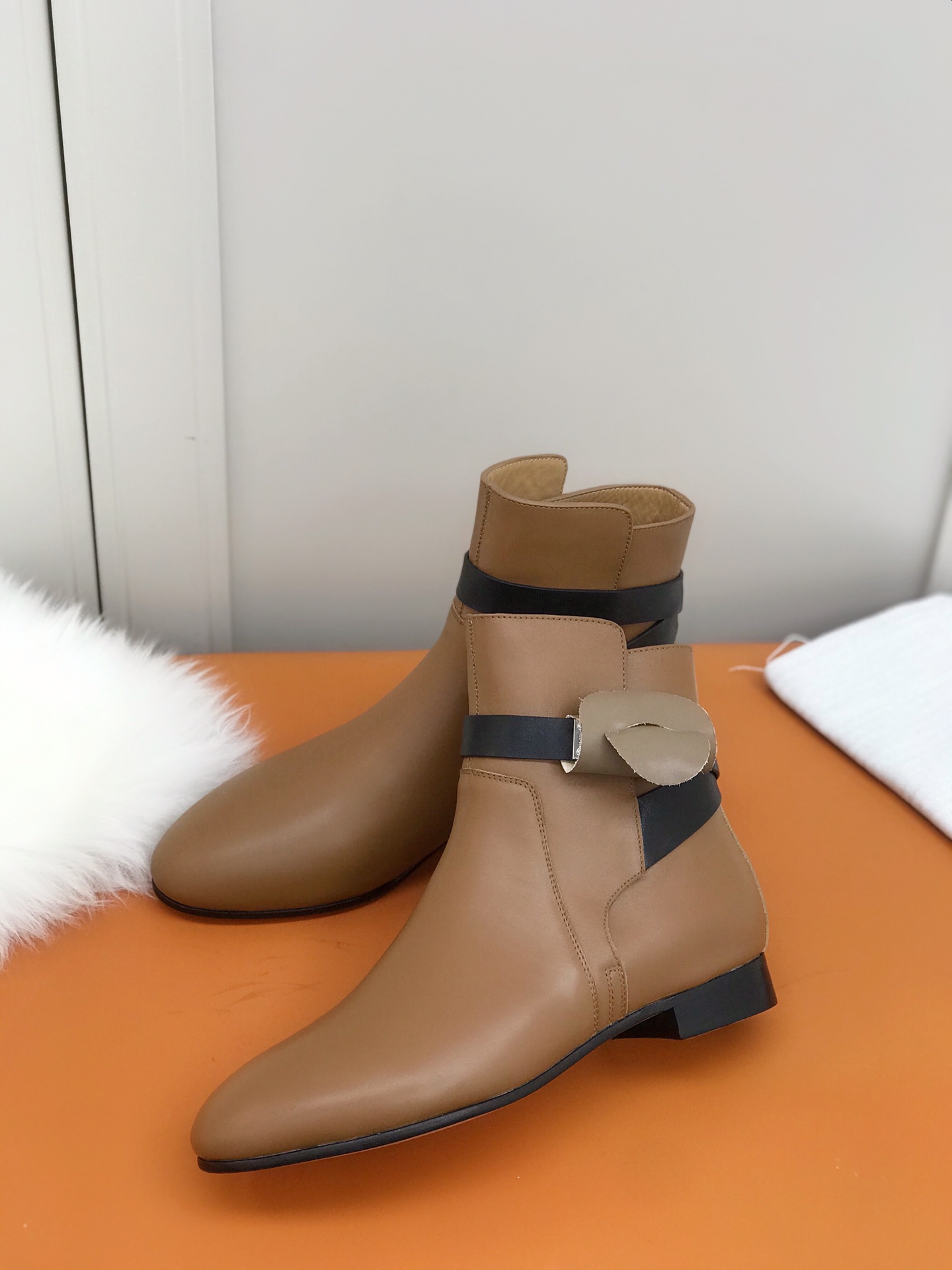 NO:497949,Hermes fw22 new arrival~ H autumn and winter new classic Kelly button boots, after more than two months of original 1:1 set of lasts, the upper is calfskin, the texture is gentle and soft, and it looks very expensive at first glance. The upper is fashionable and delicate. The upper is calfskin, sheep squid, the inner water dyed cowhide liskin, the original Italian leather sole, the color black sheep squid, the khaki sheep squid, the black calfskin, the brown calfskin, the black cowhide, the size is 35~39 (40.41 customized), boots, hermes, hermes, boots, cowhide, sheep19860909Hermes 爱马仕fw22 new arrival～  H家秋冬新款经典Kelly扣短靴,历经两个多月原版1:1套楦 鞋面是小牛皮 质感温和柔顺,一看就很贵气 .上脚时尚又秀气 鞋面小牛皮,羊猄  内里水染牛皮里皮 大底原版意大利真皮底 颜色黑羊猄.卡其羊猄.黑小牛皮.棕小牛皮.黑拼棕色牛皮 码数35～39 (40.41订做),靴子,hermes,hermes,boots,cowhide,sheep,Women's Shoes