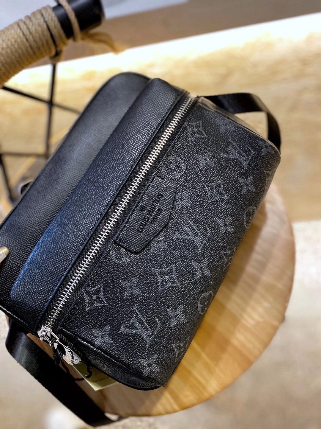 LV Outdoor Package: Stylish Seal Box Wrapper with Silver Zipper and Metal Detail - 图片 7