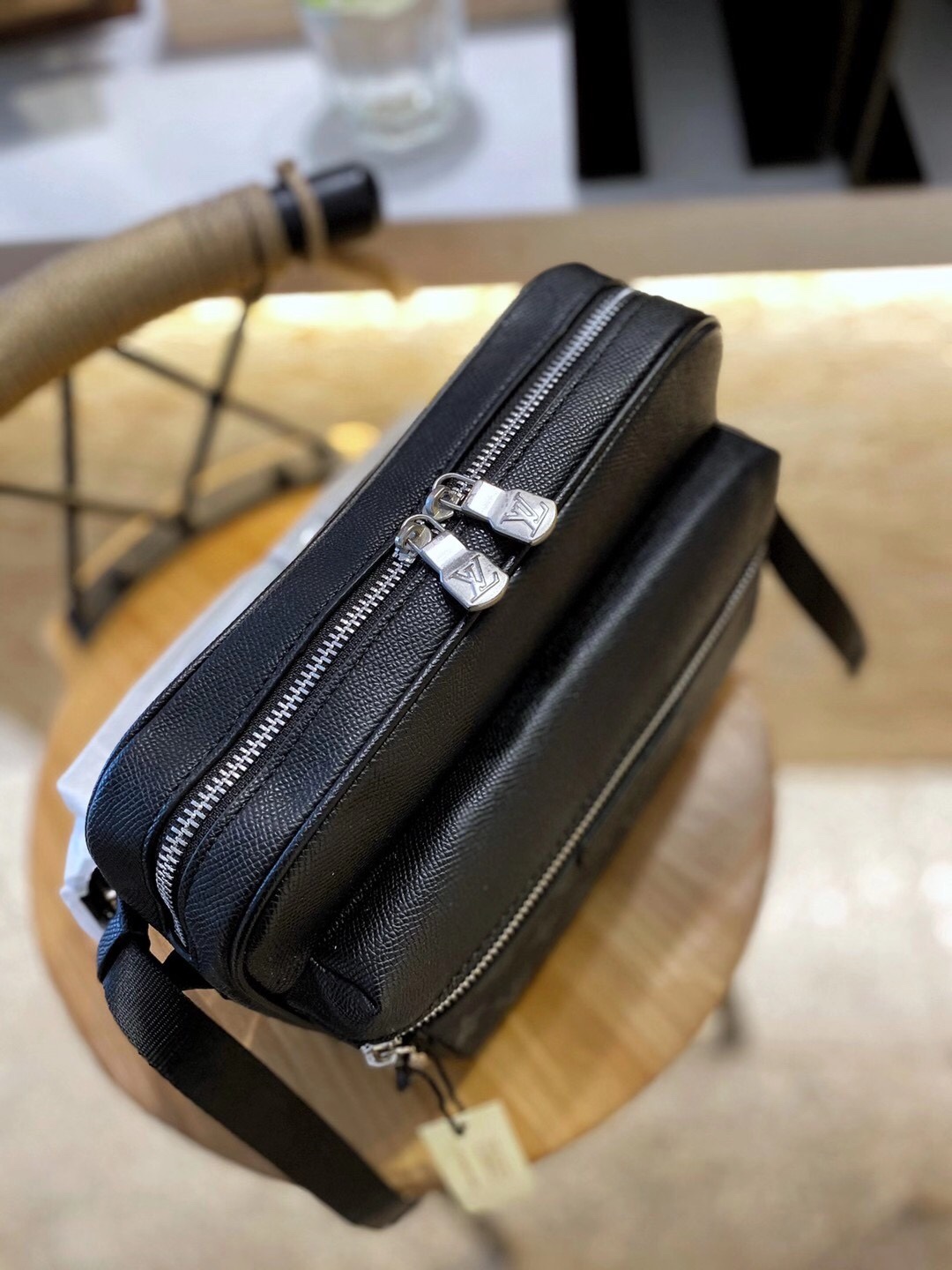 LV Outdoor Package: Stylish Seal Box Wrapper with Silver Zipper and Metal Detail - 图片 5