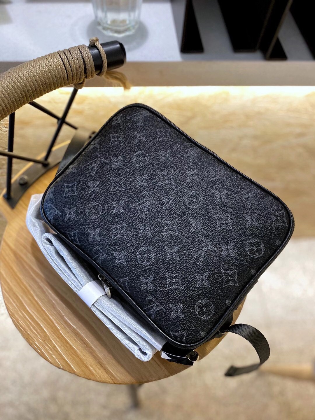 LV Outdoor Package: Stylish Seal Box Wrapper with Silver Zipper and Metal Detail - 图片 8