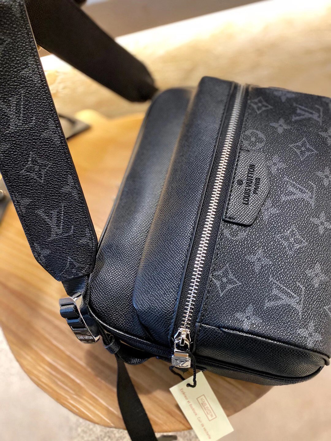 LV Outdoor Package: Stylish Seal Box Wrapper with Silver Zipper and Metal Detail - 图片 4
