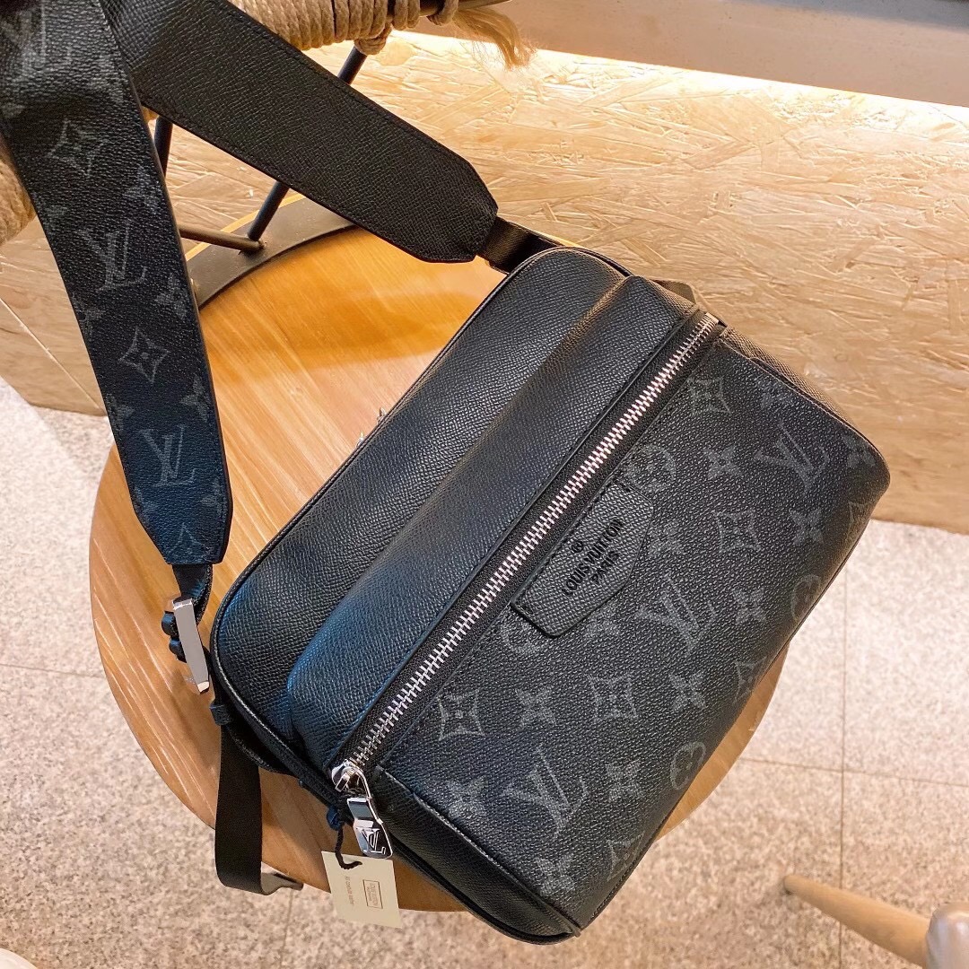 LV Outdoor Package: Stylish Seal Box Wrapper with Silver Zipper and Metal Detail - 图片 6