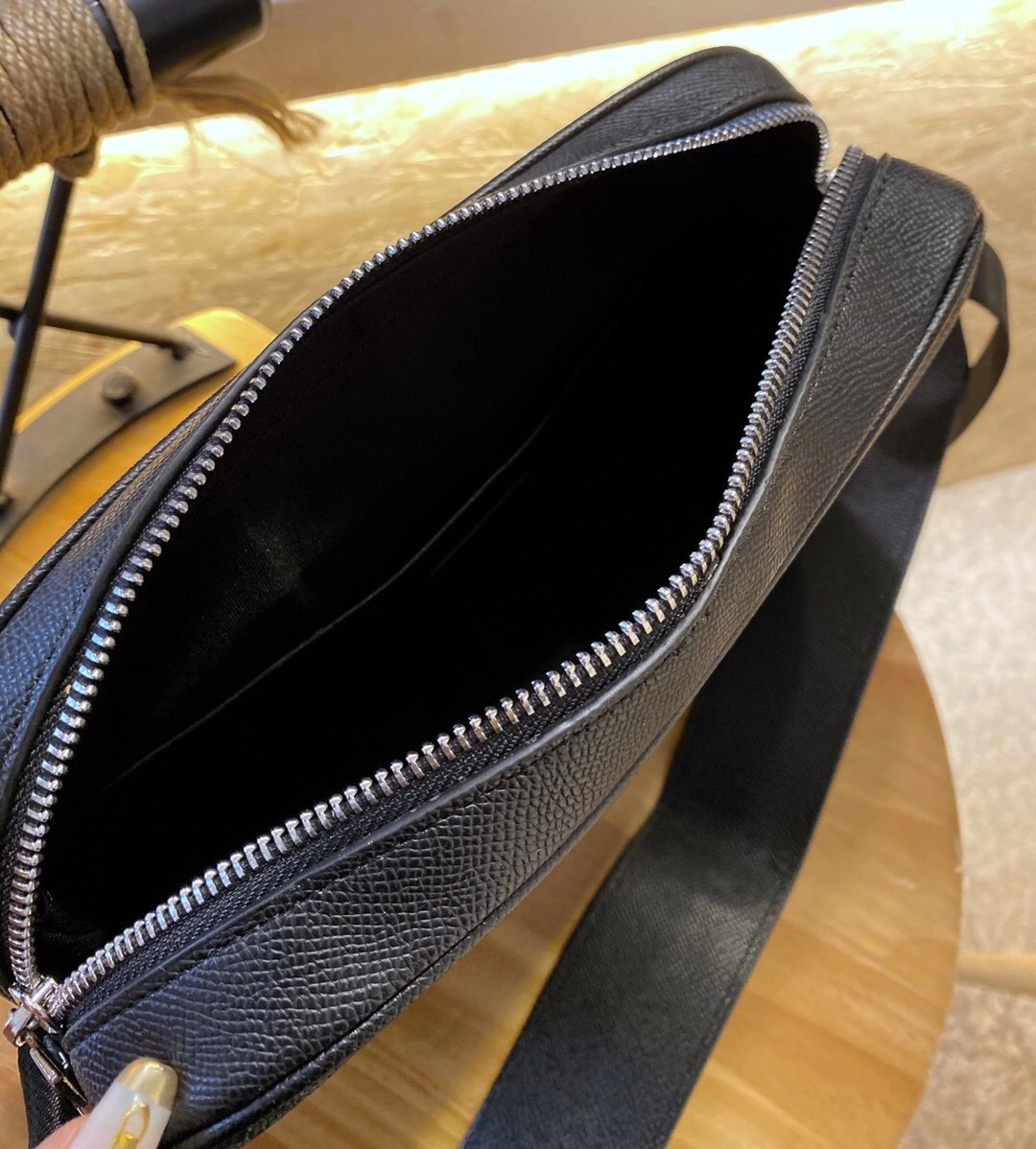 LV Outdoor Package: Stylish Seal Box Wrapper with Silver Zipper and Metal Detail - 图片 9