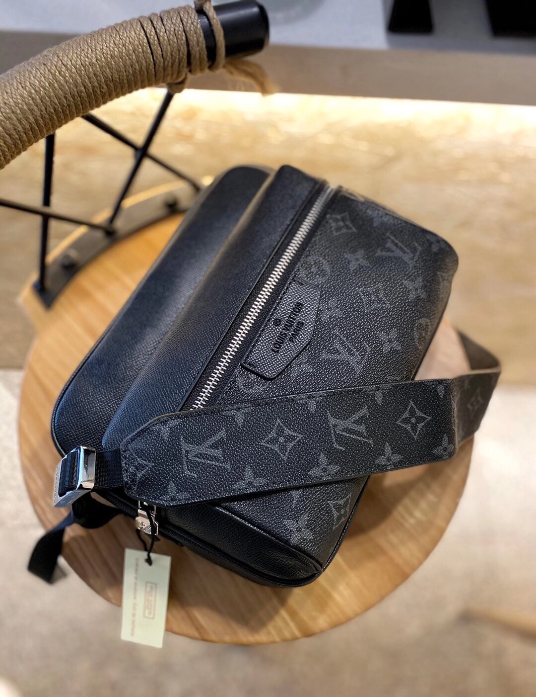 LV Outdoor Package: Stylish Seal Box Wrapper with Silver Zipper and Metal Detail - 图片 2