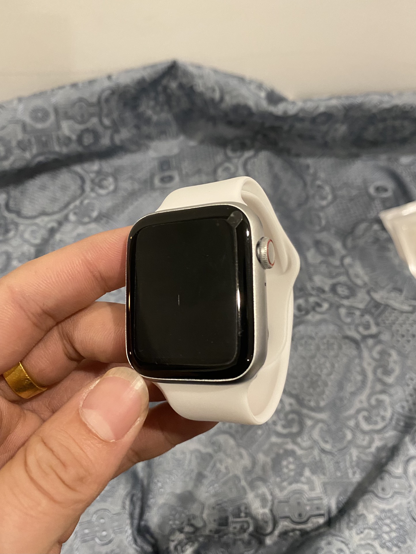 本地现货批💰120
苹果iWatch5+智能手表 升级全屏版
升级全面屏 屏占比达95% 接近原装!
外表跟原装同尺寸 表带通用 可自由更换!
支持支付宝付款 可测体温,心率,通话,音乐,拍照,计步等等24种类功能
系统支持多国语言 可供外贸出口!
配件清单# 表盘+硅胶表带+说明书+磁吸充电线
售后保修三个月 外观不磨损 屏幕保护膜不撕开可退换!