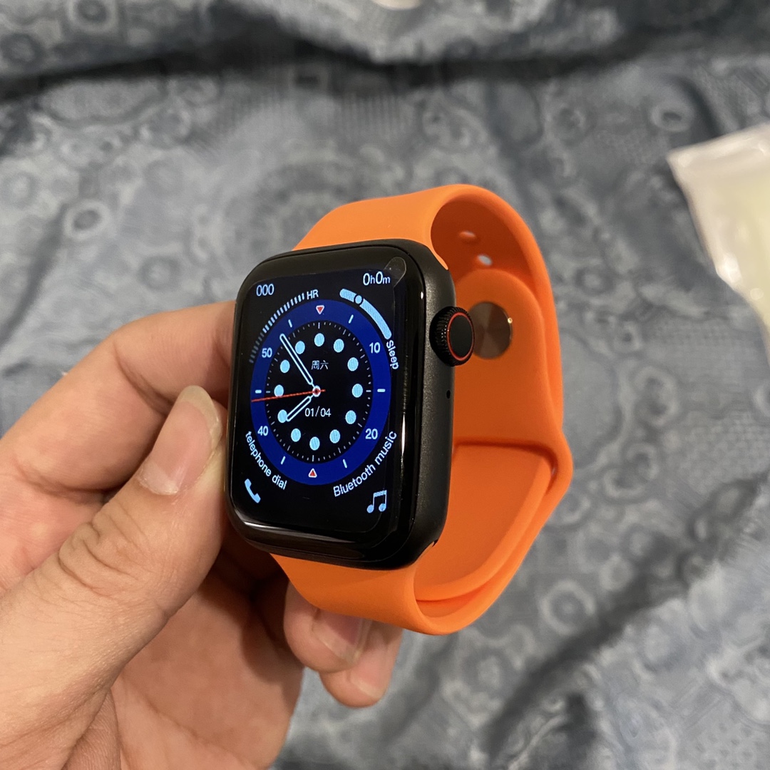 本地现货批💰120
苹果iWatch5+智能手表 升级全屏版
升级全面屏 屏占比达95% 接近原装!
外表跟原装同尺寸 表带通用 可自由更换!
支持支付宝付款 可测体温,心率,通话,音乐,拍照,计步等等24种类功能
系统支持多国语言 可供外贸出口!
配件清单# 表盘+硅胶表带+说明书+磁吸充电线
售后保修三个月 外观不磨损 屏幕保护膜不撕开可退换!