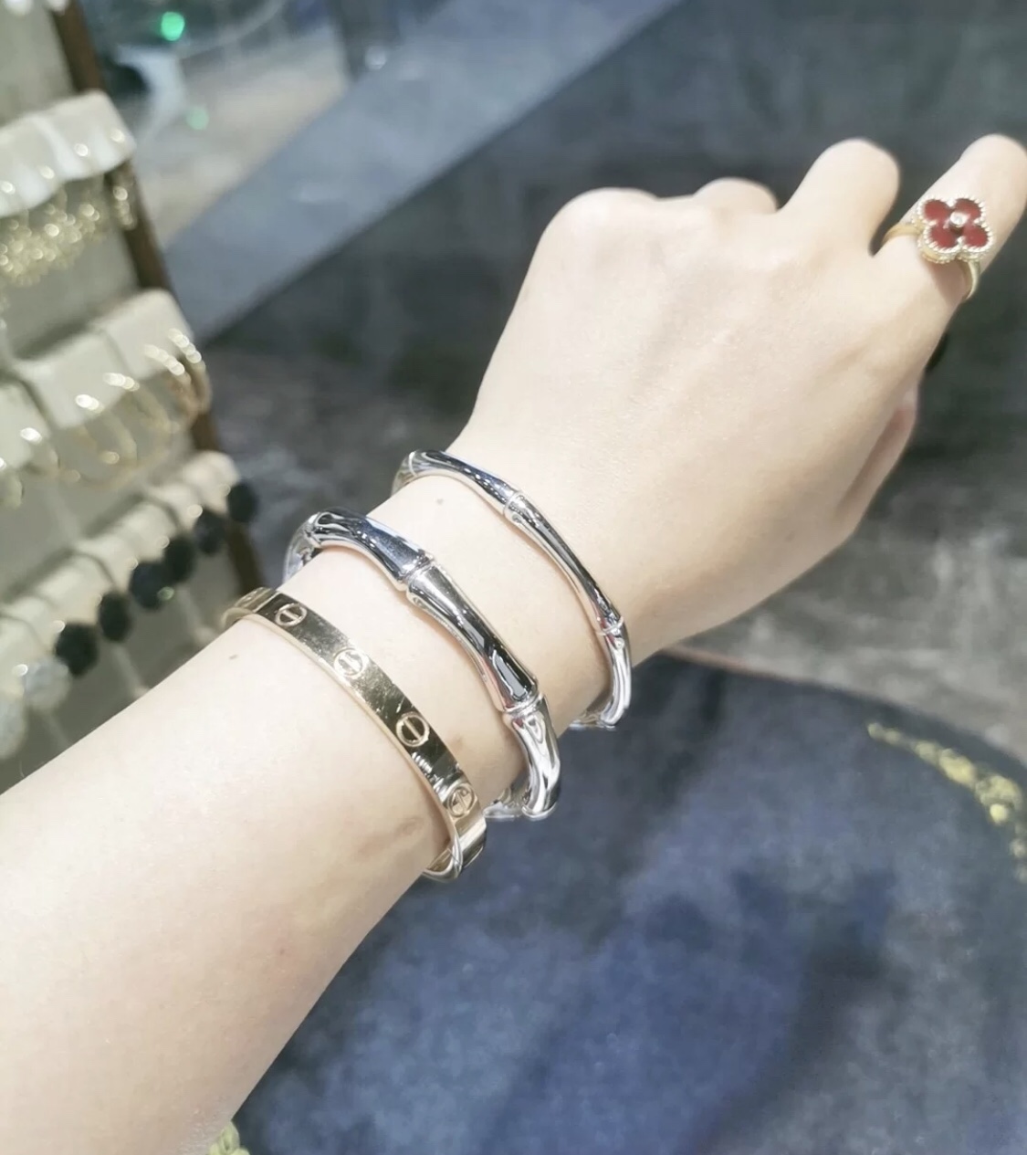 NO:104346,Medium size P large size Gucci Gucci unforgettable bamboo couple bracelets Bamboo bracelets do not separate each other and connect with each other. The simple and rough design, texture and details are also first-class. Whether paired with suits, sweaters, shirts, sweaters, and cotton clothes in autumn and winter, they are the best choice. Bamboo joints are even more meaningful, and giving them to others to wear them is the first choice~ Gucci bracelets, gucci, gucci, sweaters, shirts, business suit, bracelet19860909中号p大号 古驰Gucci刻骨铭心竹节情侣手镯 竹节手镯不分开彼此,联系彼此,简单粗狂的设计,质感和细节也是一流了,秋冬无论搭配西装,毛衣衬衫,还是卫衣,棉服,都是不二之选.竹节更是寓意节节高升,送人自戴都是首选哦～,古驰手镯,gucci,gucci,sweaters,shirts,business suit,bracelet,Jewelry