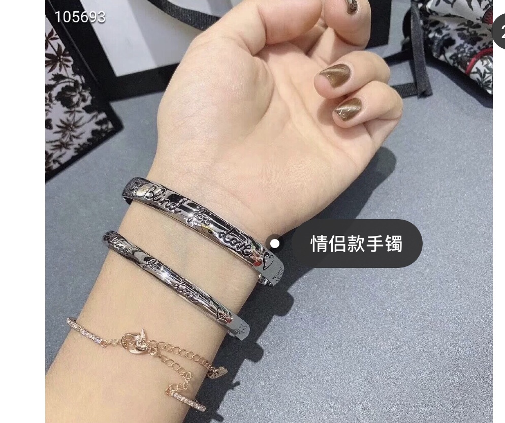 NO:101834,Valentine's Day gift recommendation P188 Gucci flower and bird bracelet blind for love series, very recommended this set, very suitable for couple outfits, best friend outfits, simple and elegant, and the craftsmanship is particularly exquisite. There are steel stamps inside the bracelets, very sophisticated. The jewelry in this series continues the brand's eclectic spirit, engraving beautiful love on silver accessories, including rings, bracelets, etc., heart-shaped carvings, pigeons, tiger heads or love, interspersed between handwritten blind for love texts, seemingly simple jewelry contains full of love, it really makes people yearn for beautiful love, Gucci bracelet, gucci, bracelet, ring, bracelet19860909情人节礼物推荐款 P188古驰花鸟手镯 blind for love系列,非常推荐这一套,很适合做情侣装,闺蜜装,简洁大方,而且工艺特别考究,手镯内里分别有钢印,非常精工Blind for love系列,这个系列的首饰延续品牌不拘一格的精神,将美好的爱情镌刻在银饰配饰上包括戒指,手链,等单品,心形雕刻花,鸽子,虎头或爱心,穿插手写blind for love文字之间,看似简单的首饰包含了满满的爱意,看了着实让人特别向往美好的爱情,古驰手镯,gucci,bracelet,ring,bracelet,Jewelry