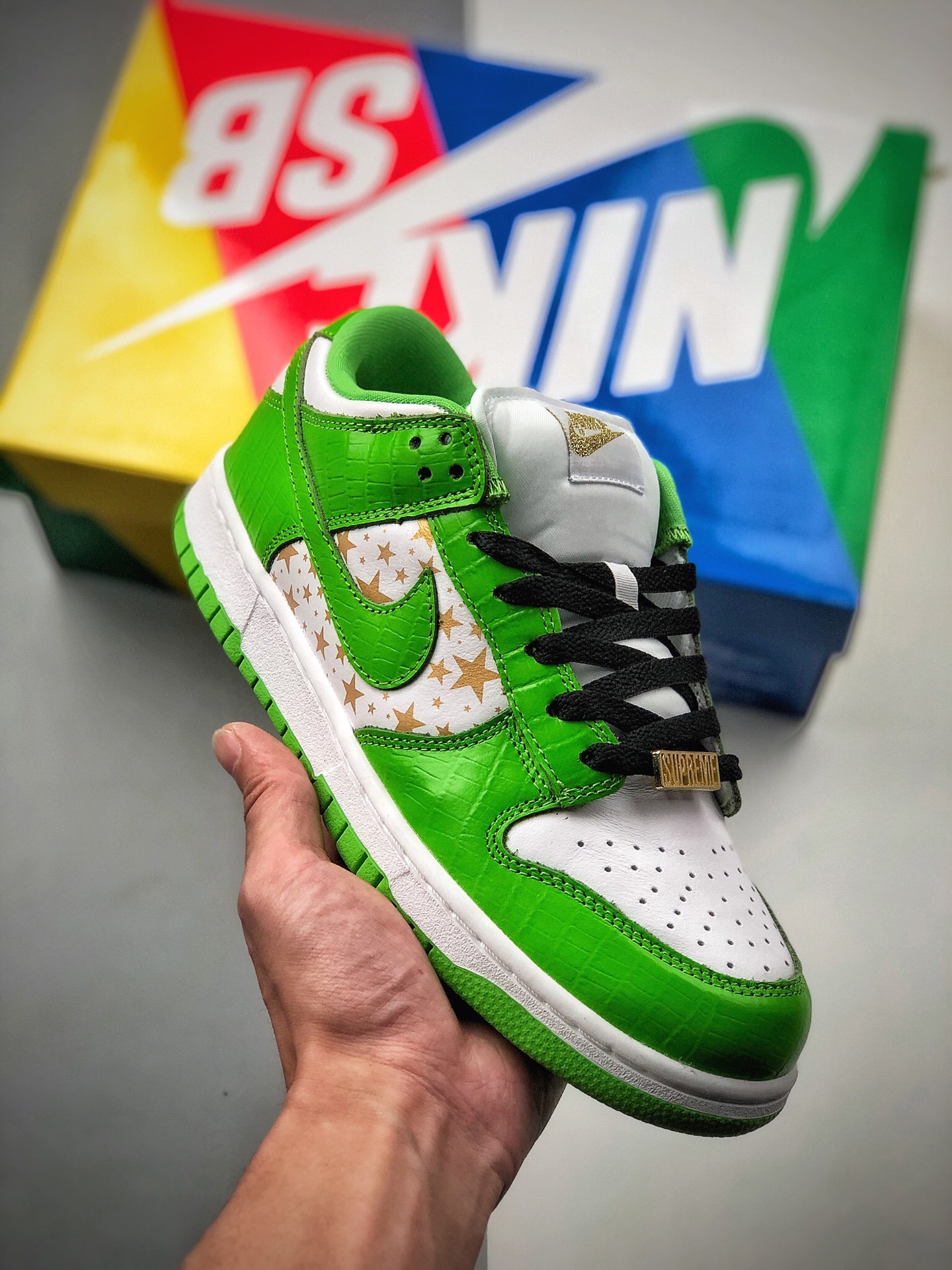 Supreme x Nike SB Dunk Low Recientemente se han expuesto imágenes reales de Supreme x Nike SB Dunk Low, con un rendimie…