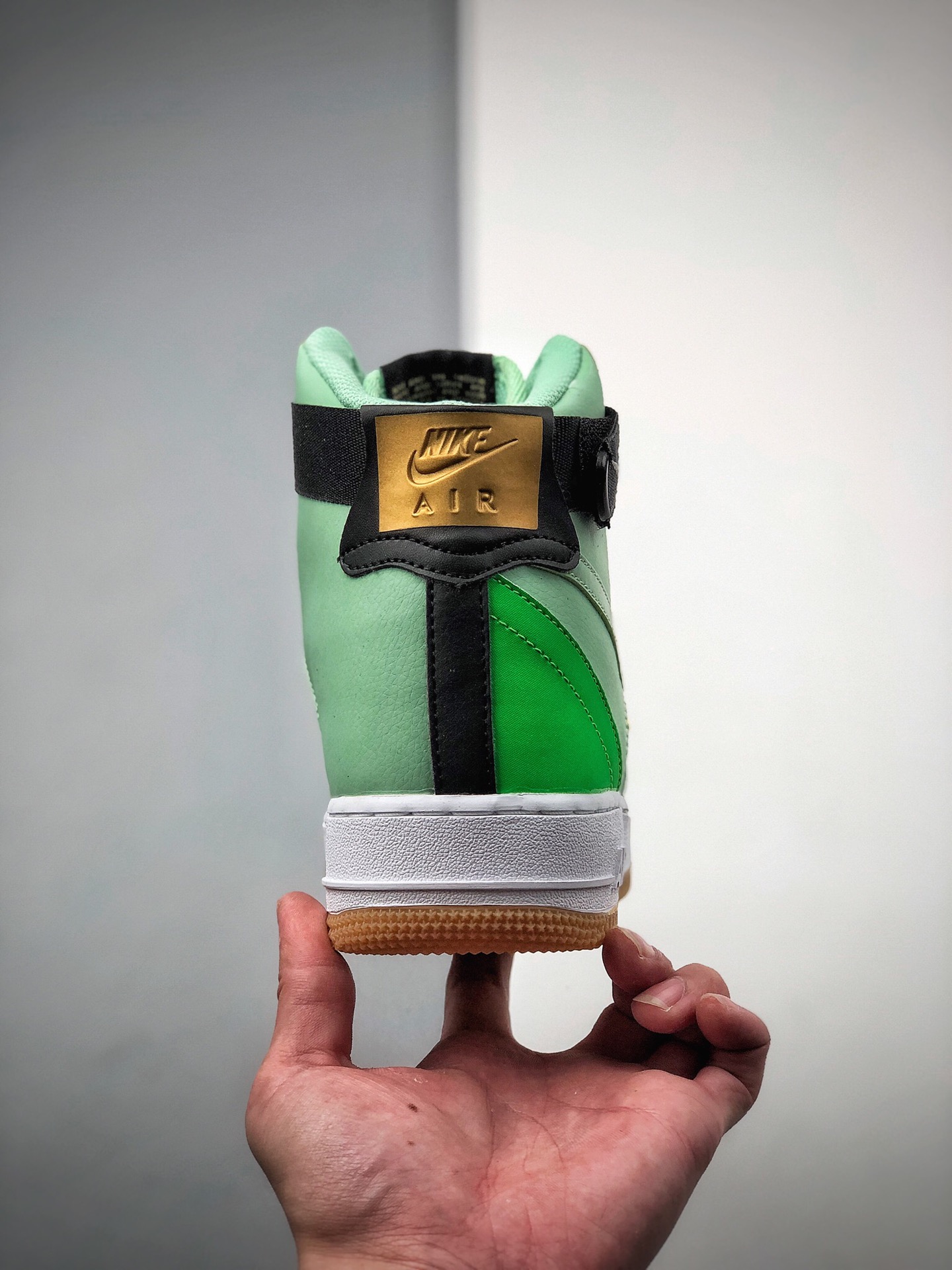 220 Nike 空军一号运动休闲板鞋 CT2306-300