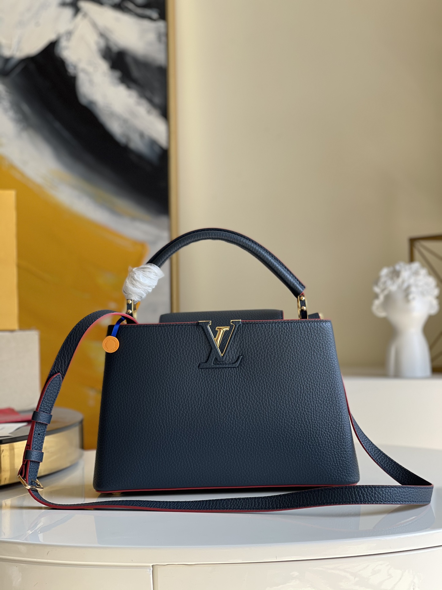 NO:396578,【Exclusive real shot of M43934 Navy blue medium】 Capucines medium handbag is perfectly matched with stylish mini size and trendy bright colors. The handbag is decorated in shiny palladium and is equipped with casual adjustable shoulder straps. 31X21X11cm J.1200, LV [original leather], louis vuitton19860909【独家实拍M43934海军蓝中号】 Capucines 中号手袋 以时尚的迷你尺寸和极富潮流感的鲜明色彩完美搭配从经典到前卫的各种穿着风格. 该款手袋采用了闪亮的钯金装饰,配有用于休闲可调节肩带.31X21X11cm J.1200,LV【原厂皮】,louis vuitton,Bag