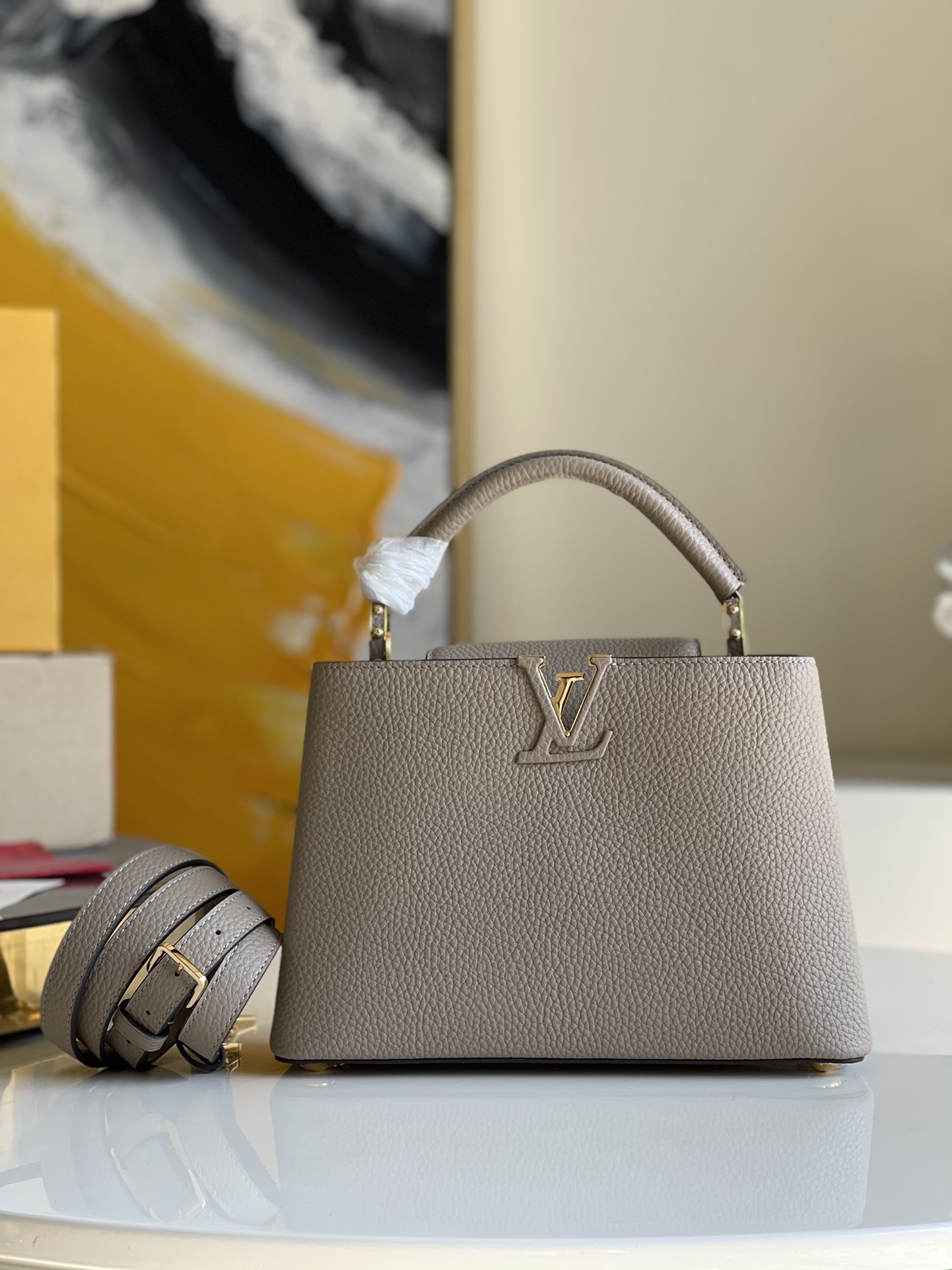 NO:396576,【Exclusive real photo M94428 light coffee trumpet】Capucines BB handbag is perfectly matched with stylish mini size and trendy bright colors. The handbag is decorated in shiny palladium and is equipped with casual adjustable shoulder straps. 27X21X9cm J.1100, LV [original leather], louis vuitton19860909【独家实拍M94428浅咖小号小号】 Capucines BB小号手袋 以时尚的迷你尺寸和极富潮流感的鲜明色彩完美搭配从经典到前卫的各种穿着风格. 该款手袋采用了闪亮的钯金装饰,配有用于休闲可调节肩带.27X21X9cm J.1100,LV【原厂皮】,louis vuitton,Bag