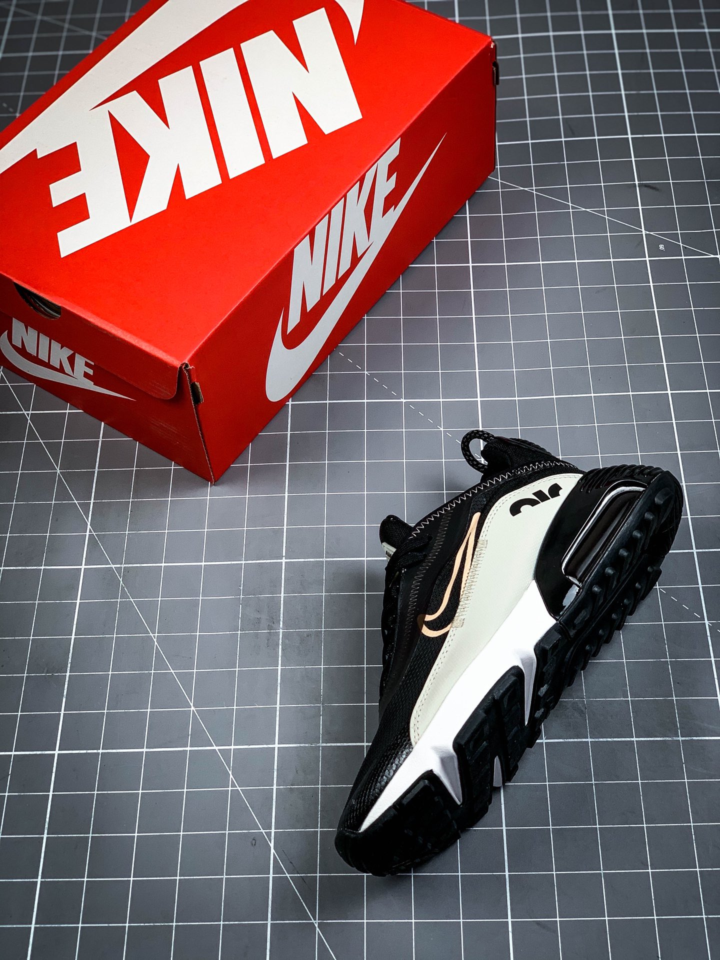 180 公司级 Nk Air Max 2090     2020新款气垫跑鞋 CJ4066-006