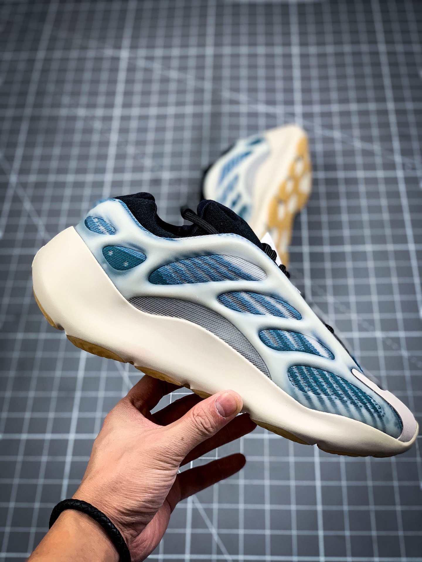 400 纯原版本 Adidas 阿迪达斯 Yeezy 700V3  侃爷椰子夜光鞋面异型复古老爹鞋 GY0260