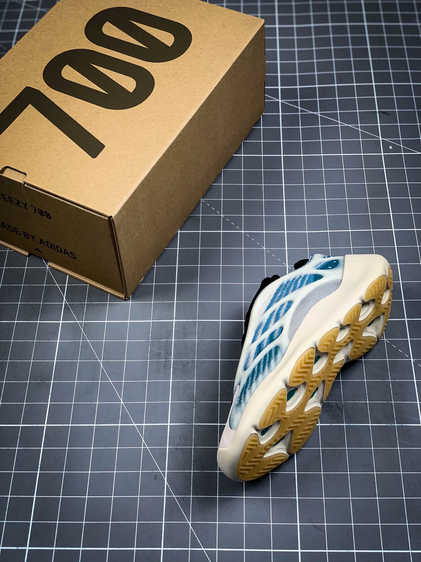 400 纯原版本 Adidas 阿迪达斯 Yeezy 700V3  侃爷椰子夜光鞋面异型复古老爹鞋 GY0260