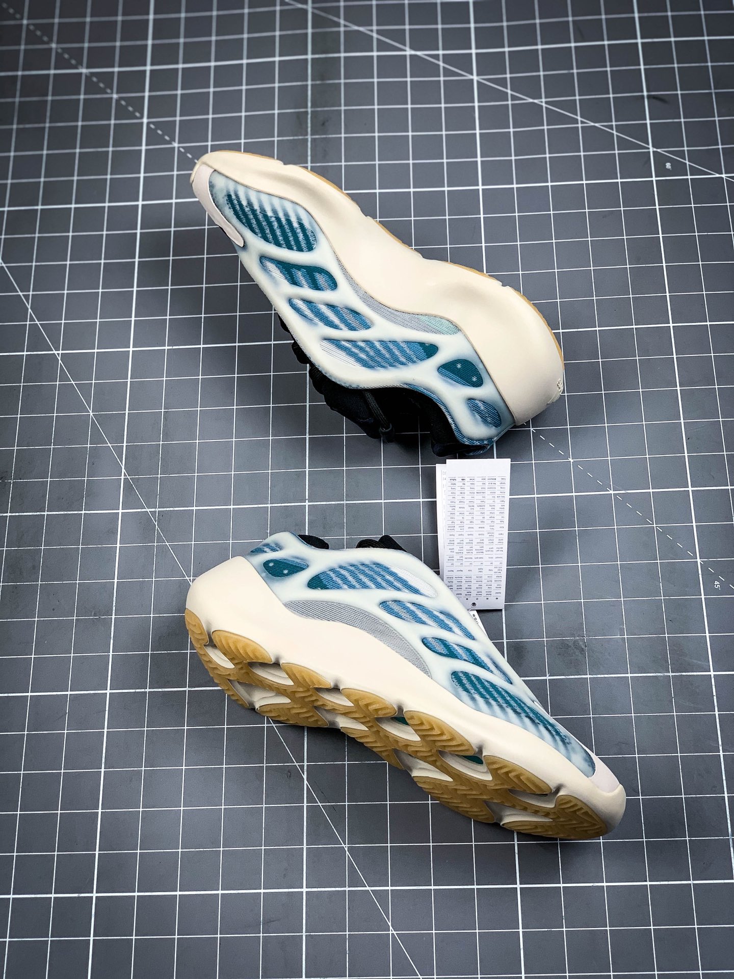 400 纯原版本 Adidas 阿迪达斯 Yeezy 700V3  侃爷椰子夜光鞋面异型复古老爹鞋 GY0260