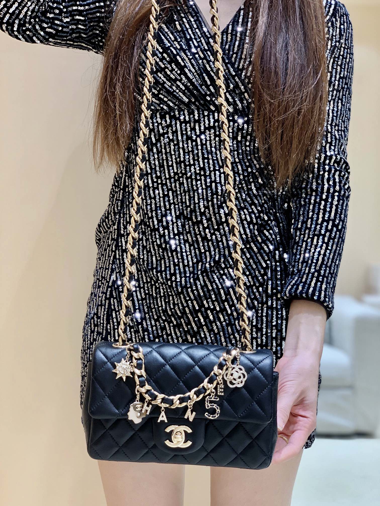 Chanel 2021年春夏度假新款镂空山茶花CF20单肩斜挎包 AS2326