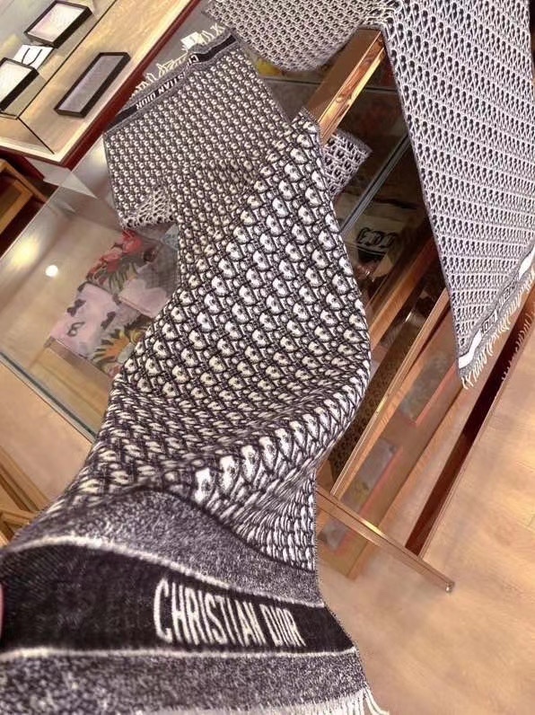 一个王炸啊免代购的围巾一模一样Dio