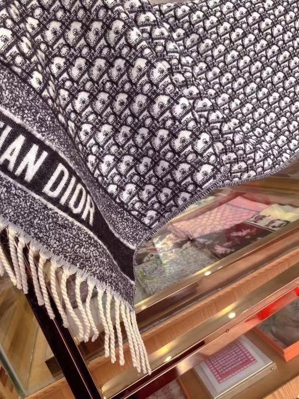一个王炸啊免代购的围巾一模一样Dio