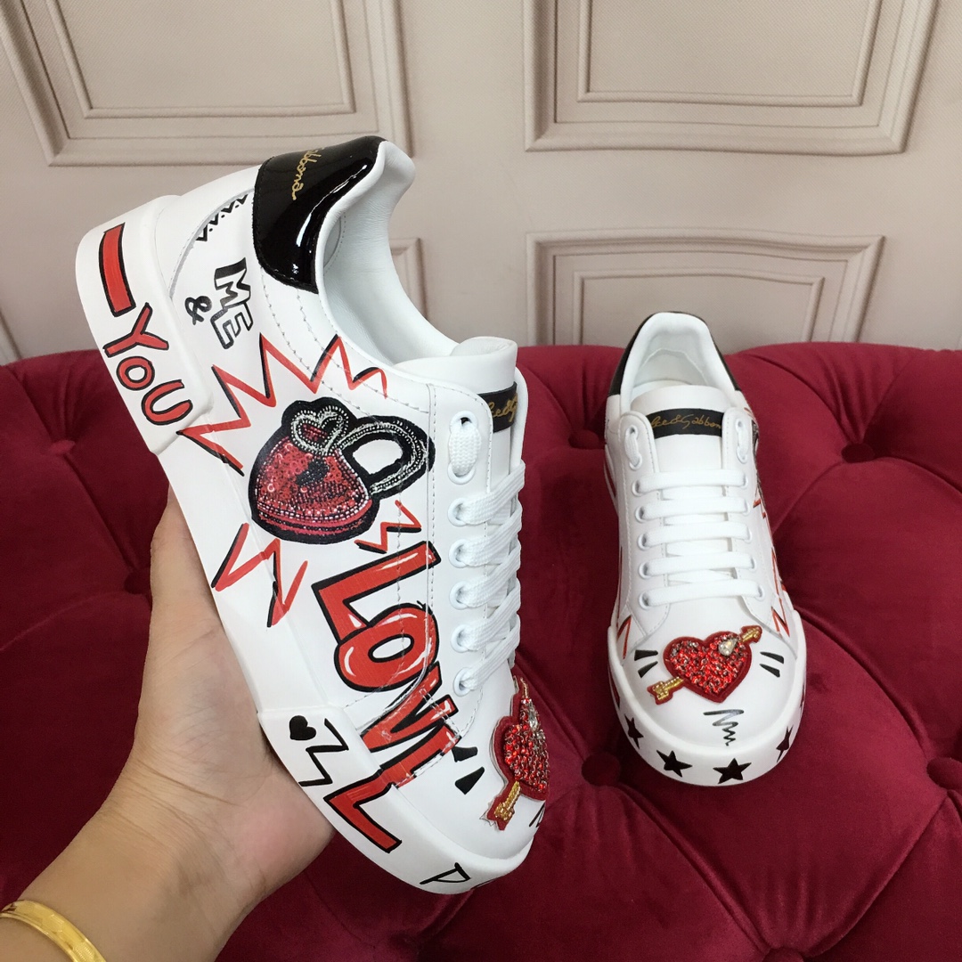  P240杜嘉班纳 高端版本 高质量 品牌大底DOLCE & GABBANA 2019新款 顶级版本 高端质量 磁铁盒包装 品牌大底 独家精工定制上市 金色立体品牌字母工艺点缀绝美奢华闪耀 精湛的做工 众多人至爱采用高端进口丝绸牛皮 白色丝绸羊里 完美诠释鞋履最新灵感 经典与时尚融为一体奢华迷梦驾凌时尚高端品质 码数 女34-41（34 41订做不退换）可订做男款38-45 （男款不退换）标准码数