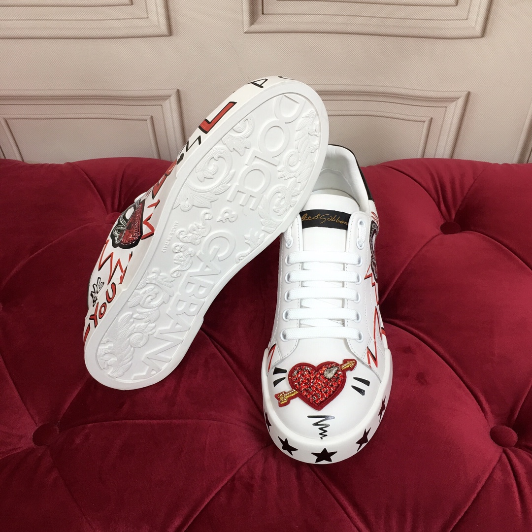  P240杜嘉班纳 高端版本 高质量 品牌大底DOLCE & GABBANA 2019新款 顶级版本 高端质量 磁铁盒包装 品牌大底 独家精工定制上市 金色立体品牌字母工艺点缀绝美奢华闪耀 精湛的做工 众多人至爱采用高端进口丝绸牛皮 白色丝绸羊里 完美诠释鞋履最新灵感 经典与时尚融为一体奢华迷梦驾凌时尚高端品质 码数 女34-41（34 41订做不退换）可订做男款38-45 （男款不退换）标准码数